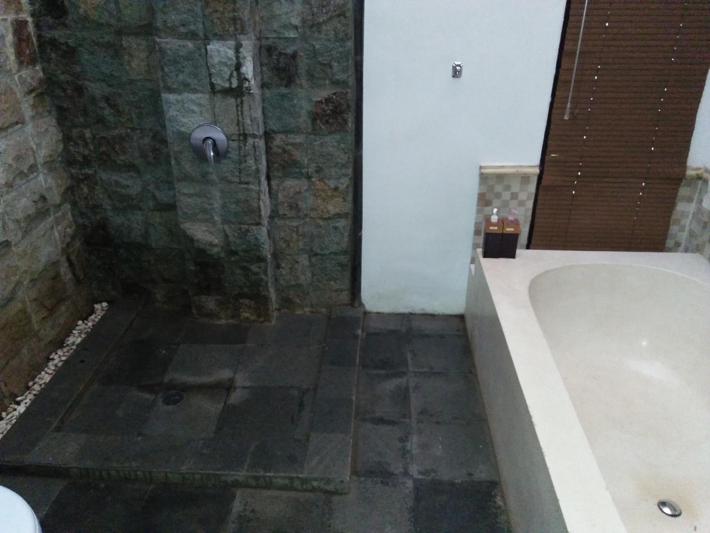 Deluxe Double Room with Balcony - Photo 9