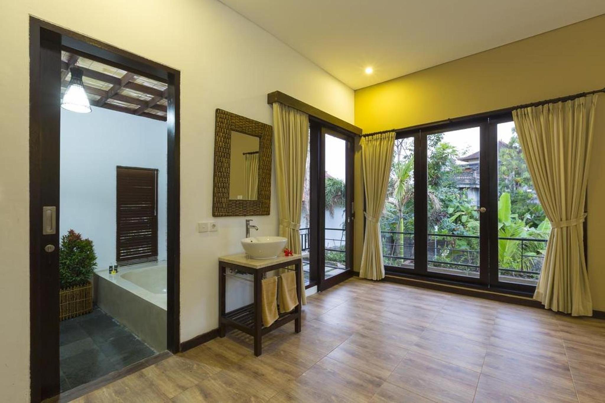 Deluxe Double Room with Balcony - Photo 7