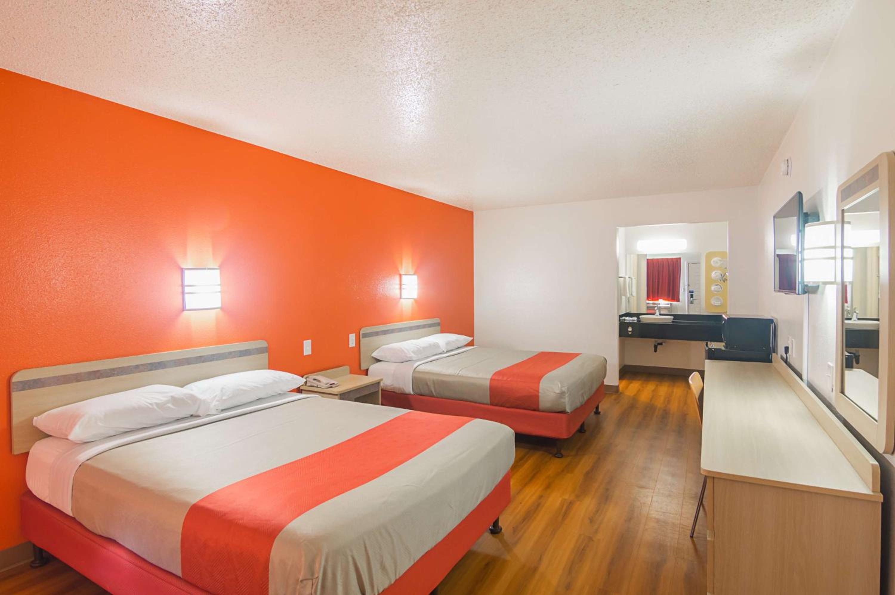 Queen Room with Two Queen Beds photo 1