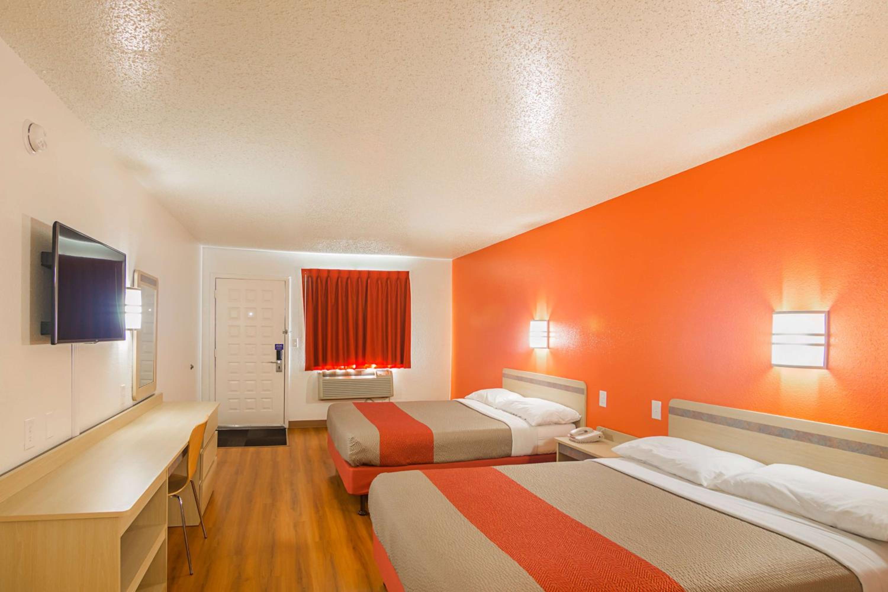 Queen Room with Two Queen Beds - Disability Access photo 3