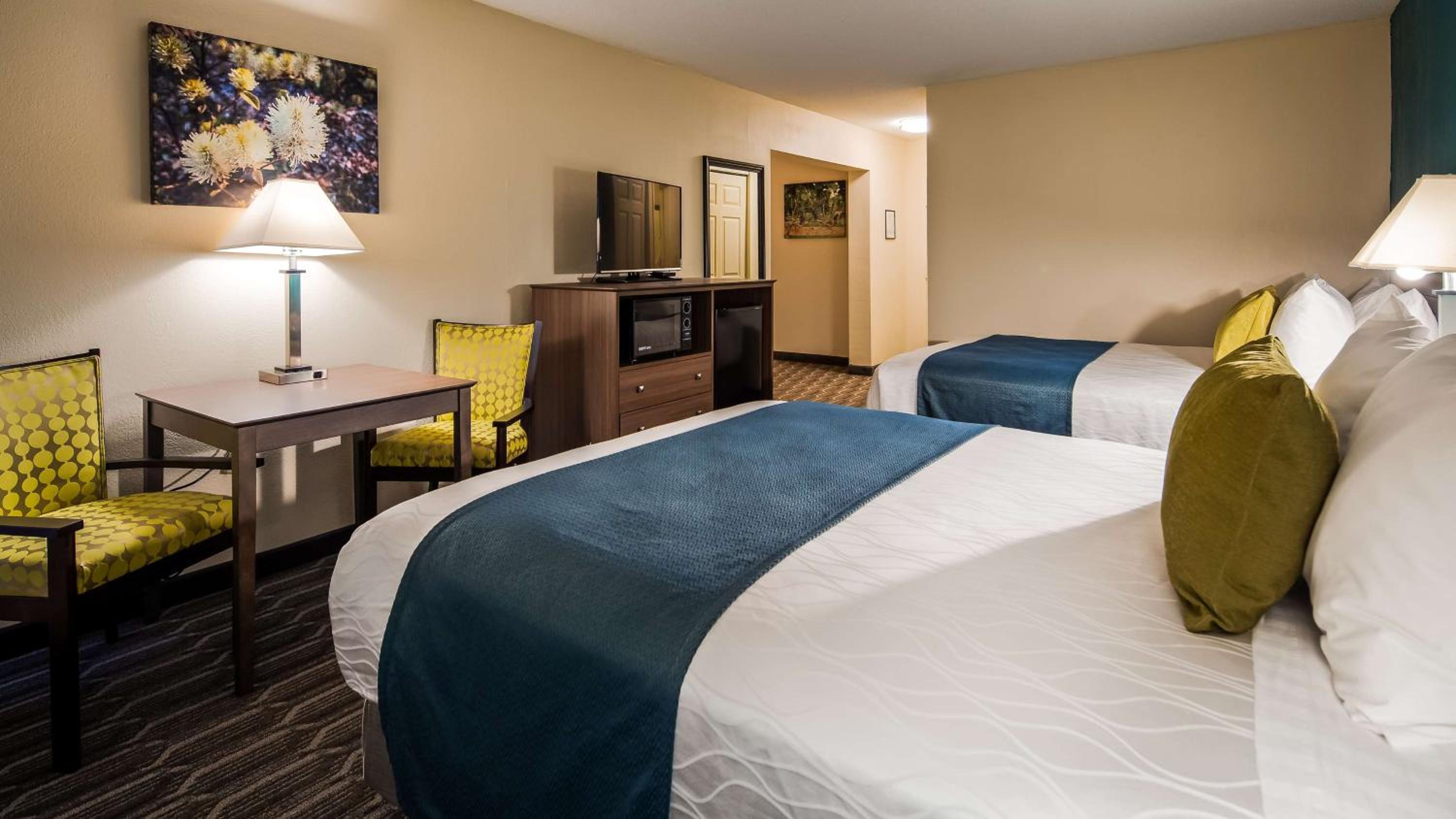 Suite-2 Queen Beds. Non-Smoking. Separate Living Room