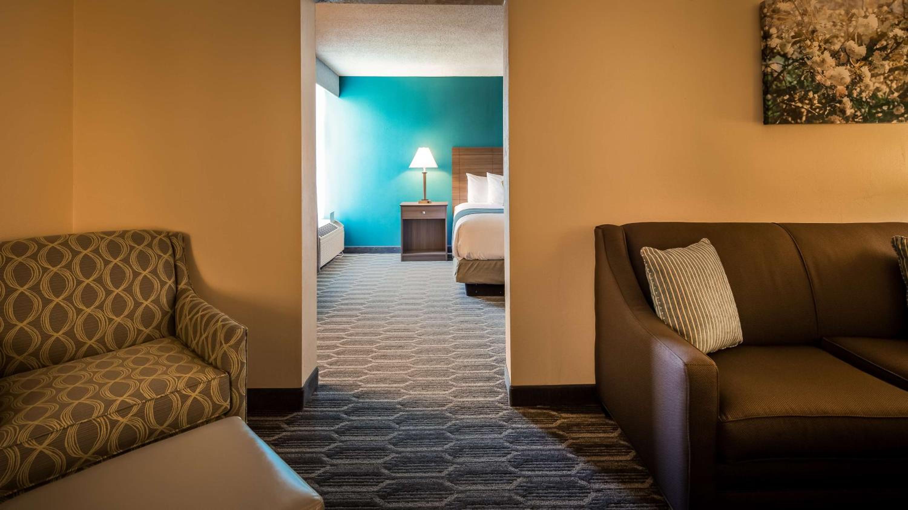 King Suite - Non-Smoking photo 3