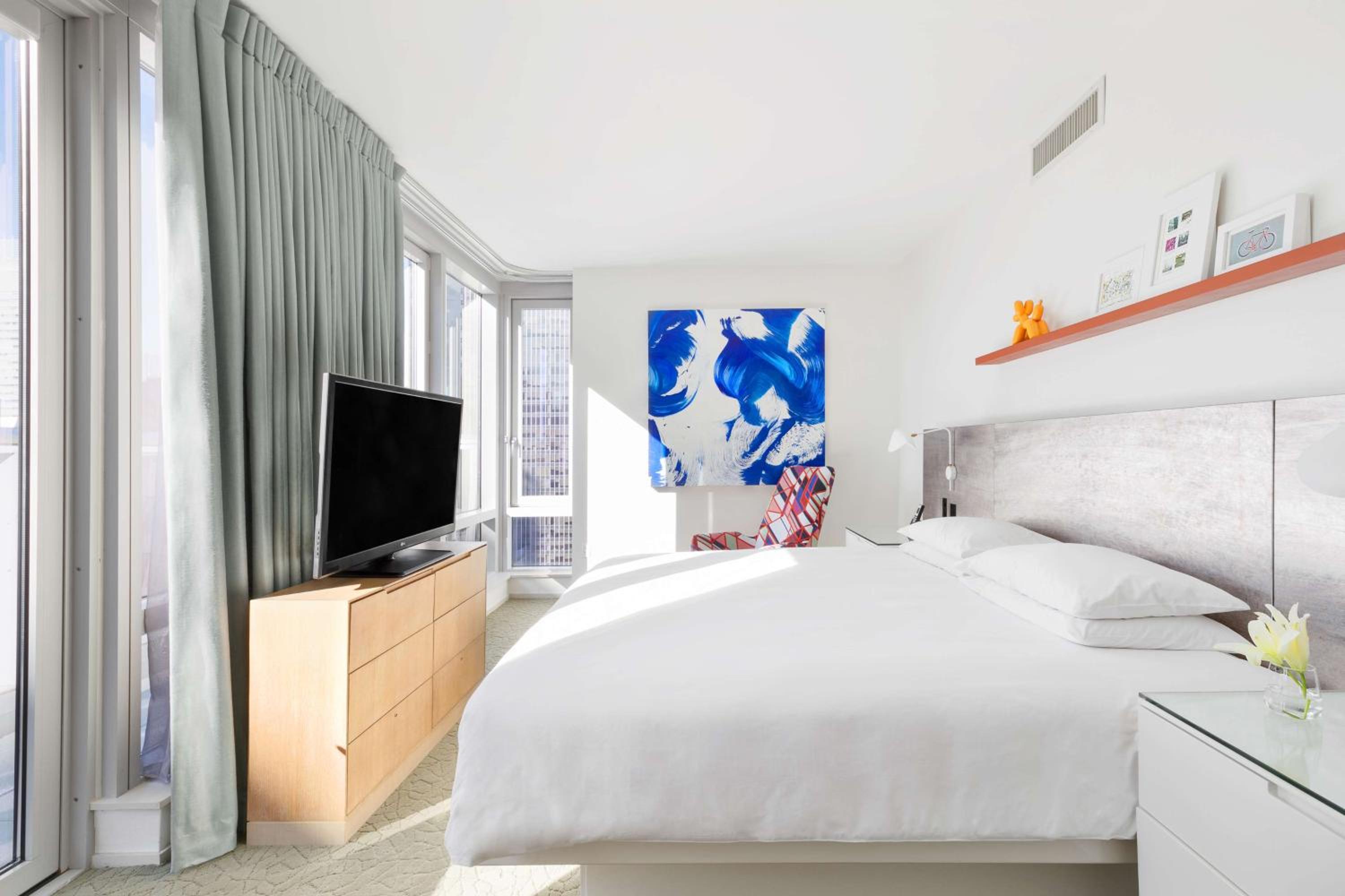 Times Square Premier Suite thumbnail 6