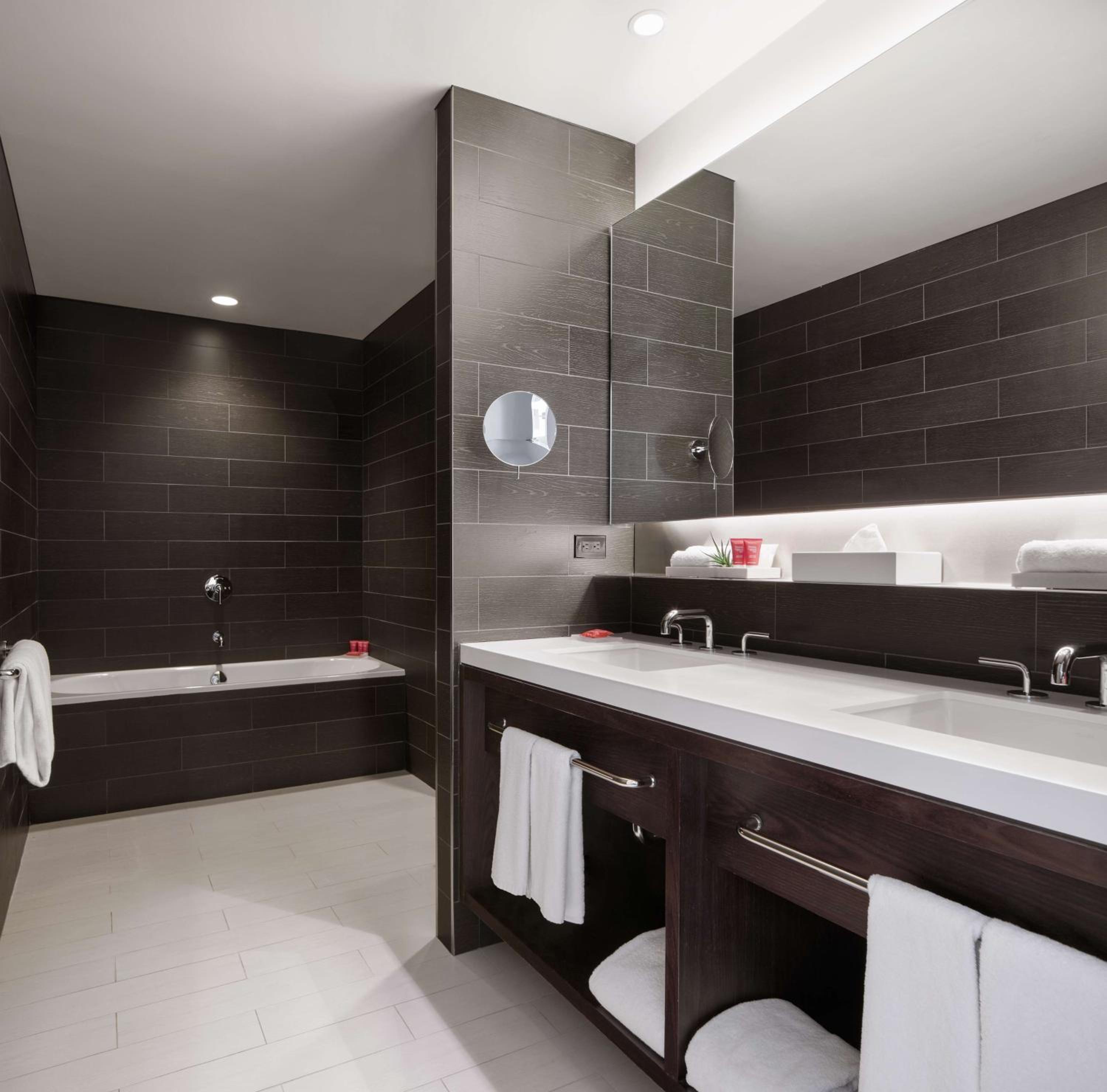 Deluxe Suite, 1 King Bed (Times Square) thumbnail 5