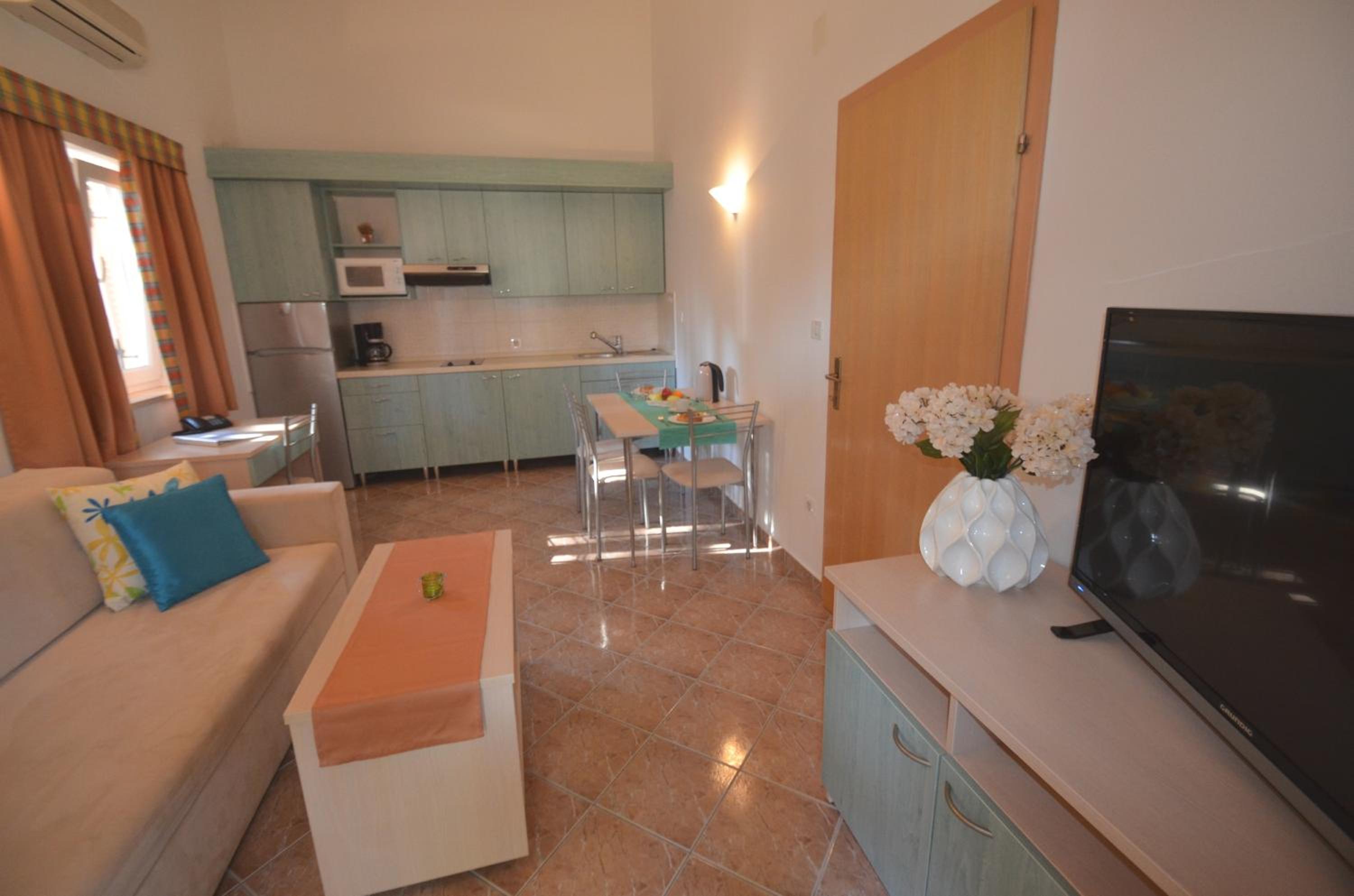 Superior One-Bedroom Apartment - Photo 1