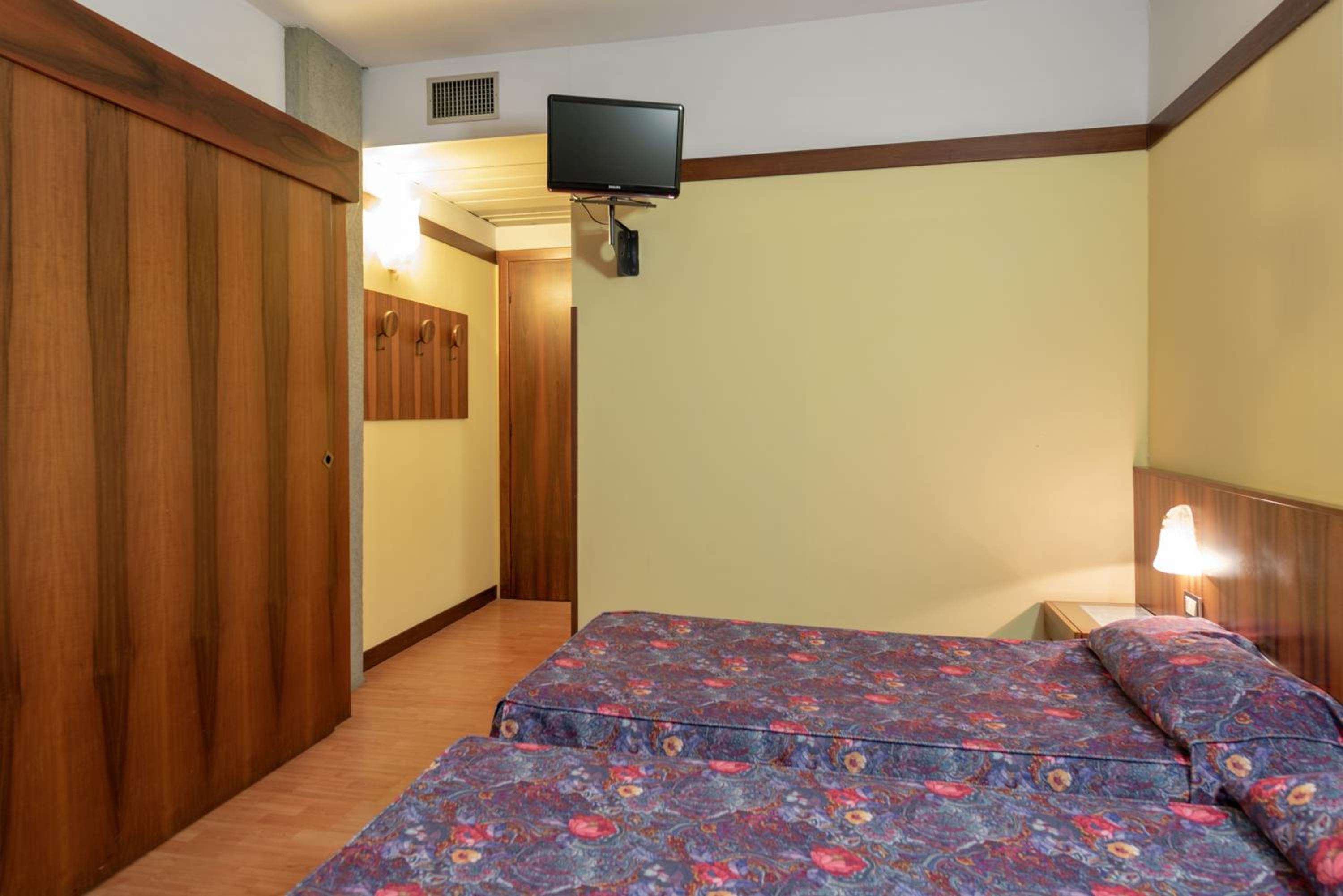 Basic Double or Twin Room photo 3