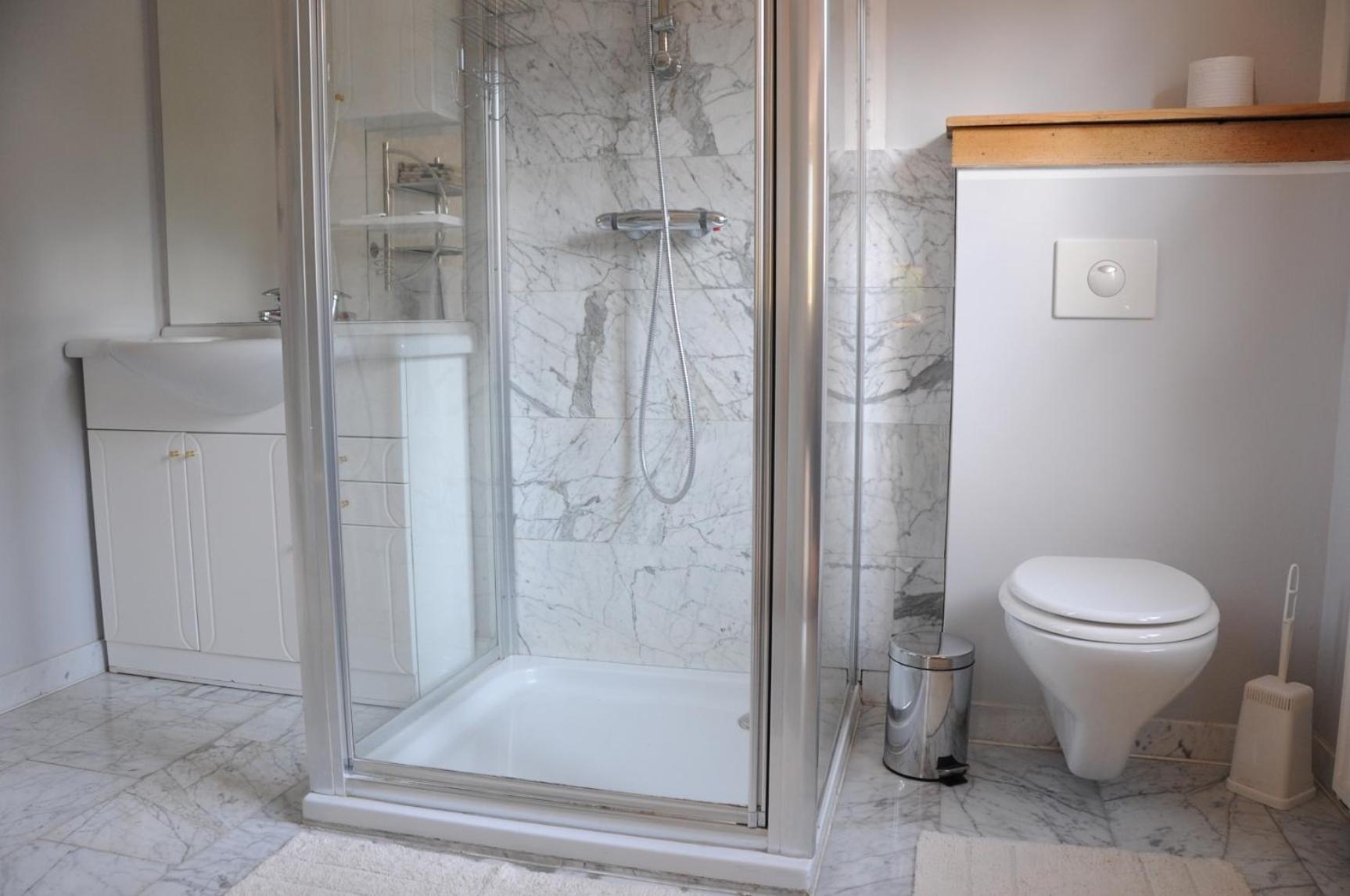 Deluxe Double Room with Shower - Photo 9