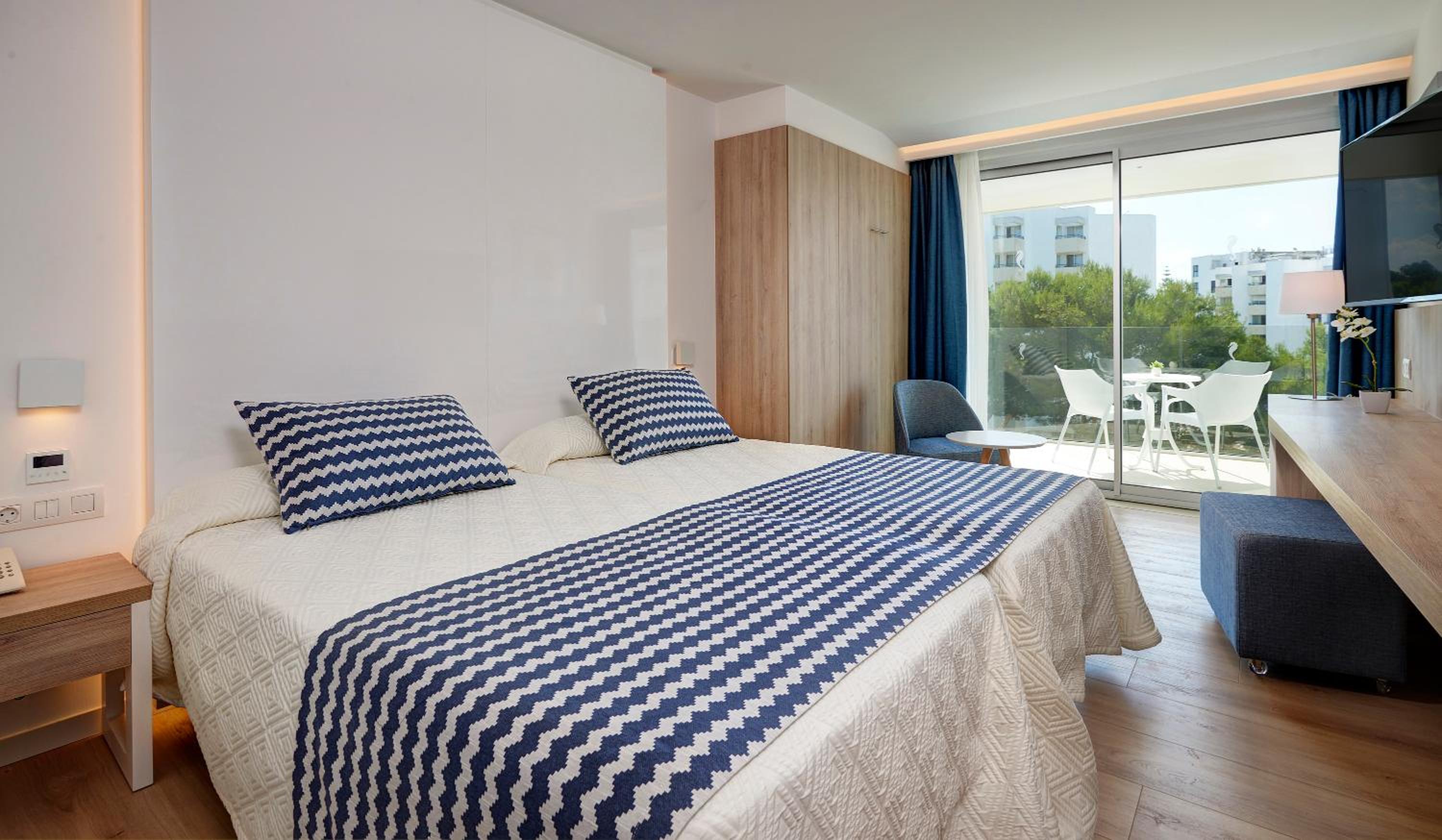 Double Room with Pool View - Photo 1