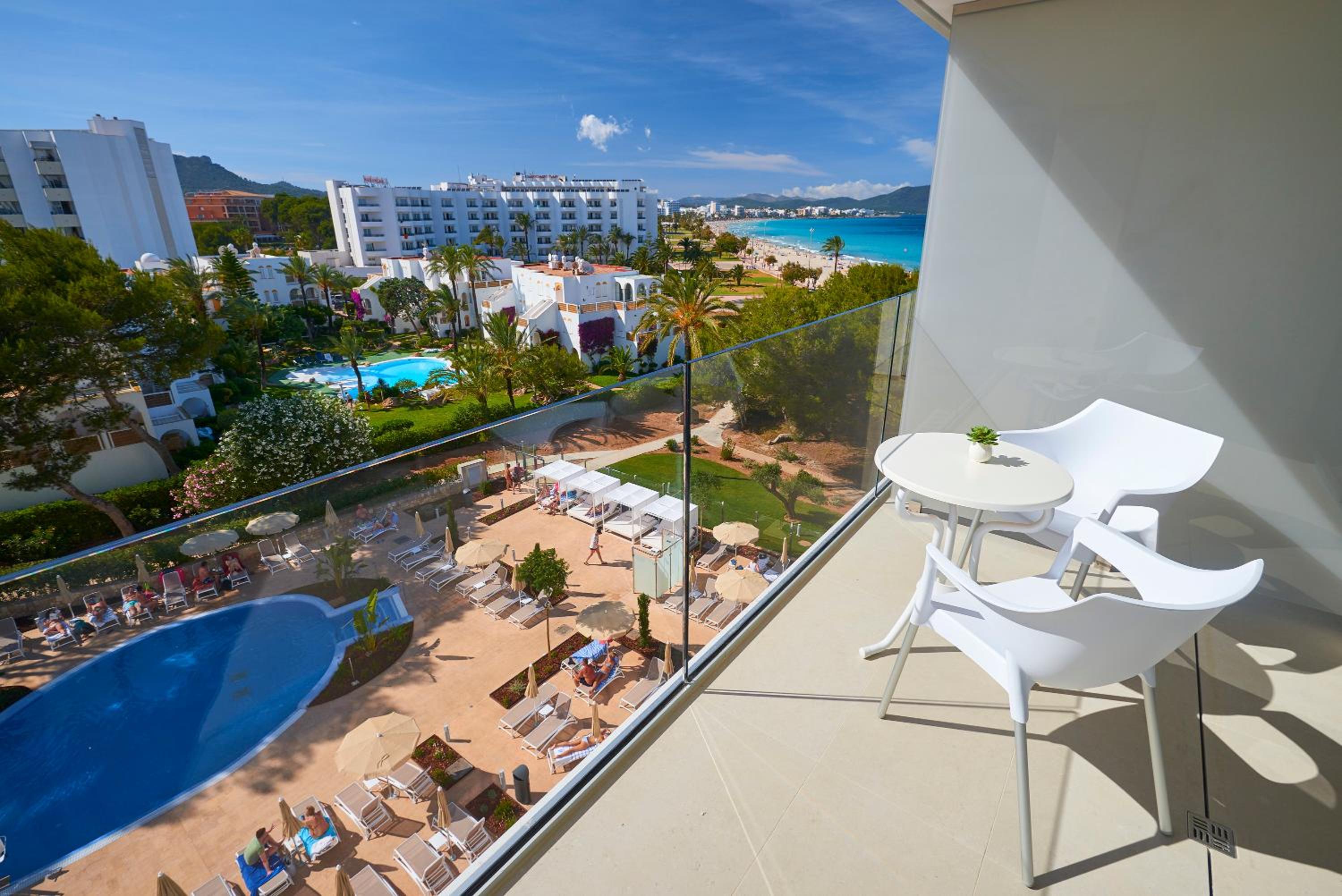 Double Room with Pool View - Photo 4