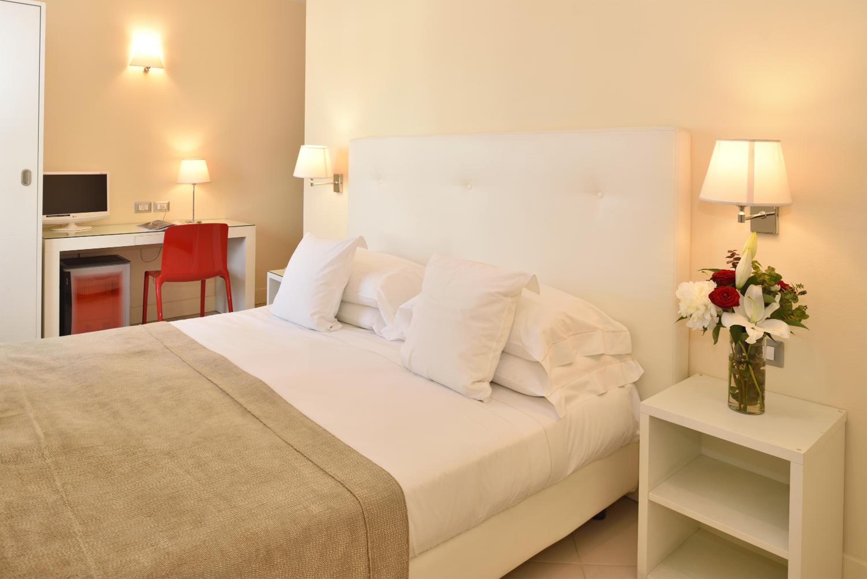 Standard Double Room thumbnail 5