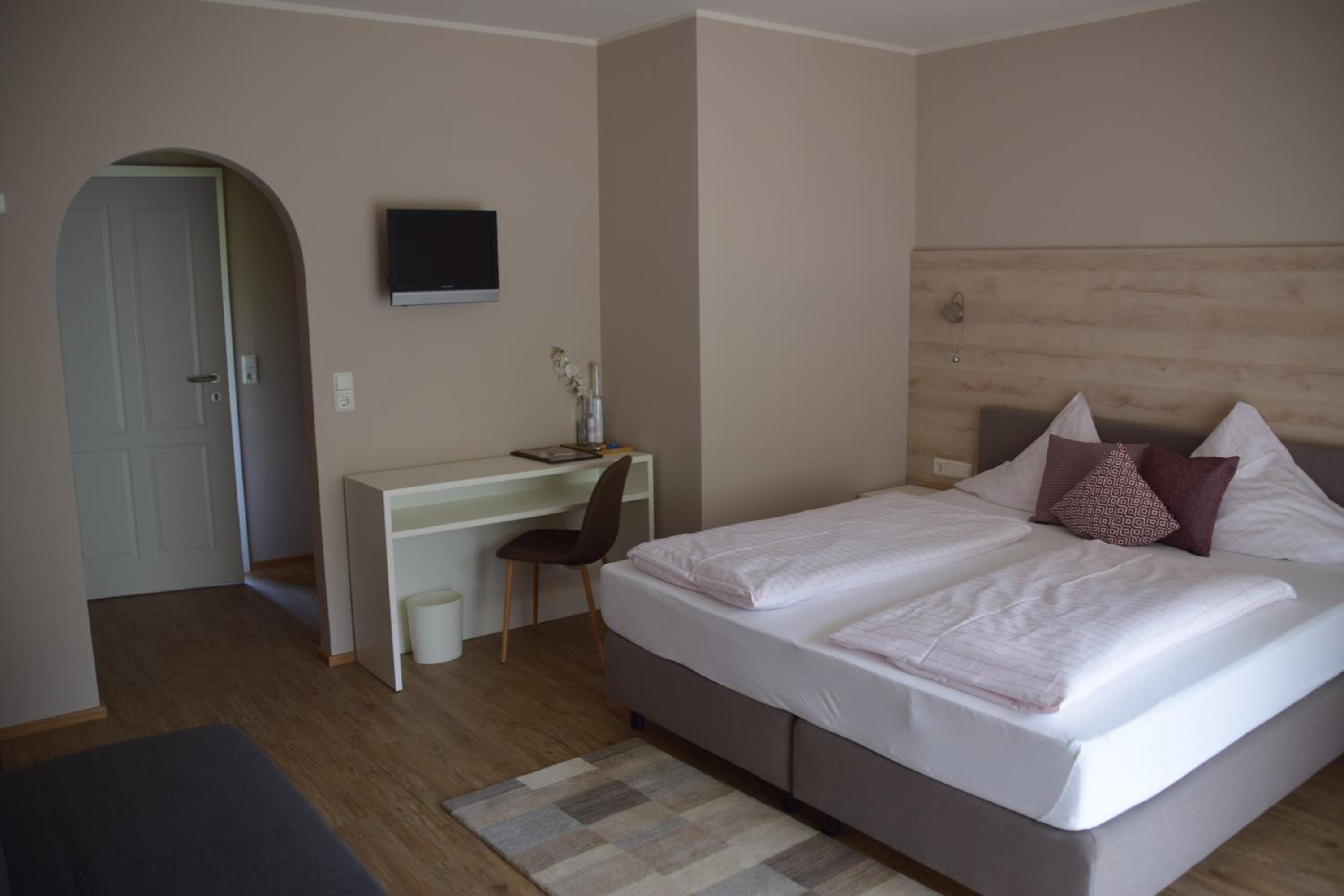 Classic Double or Twin Room with Balcony - Photo 1