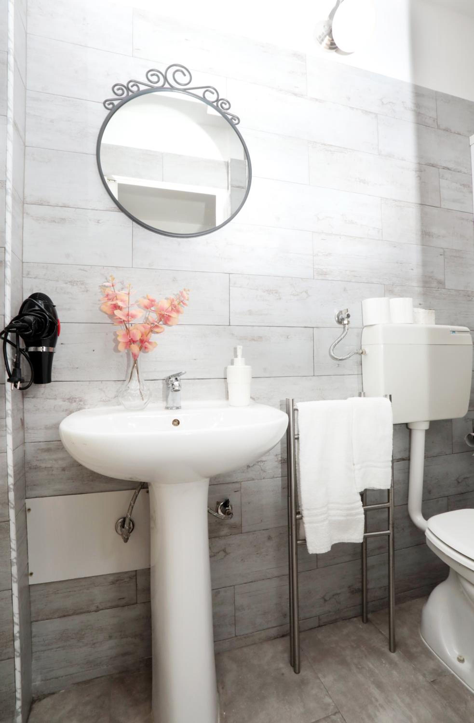 Single Room with Private Bathroom photo 2