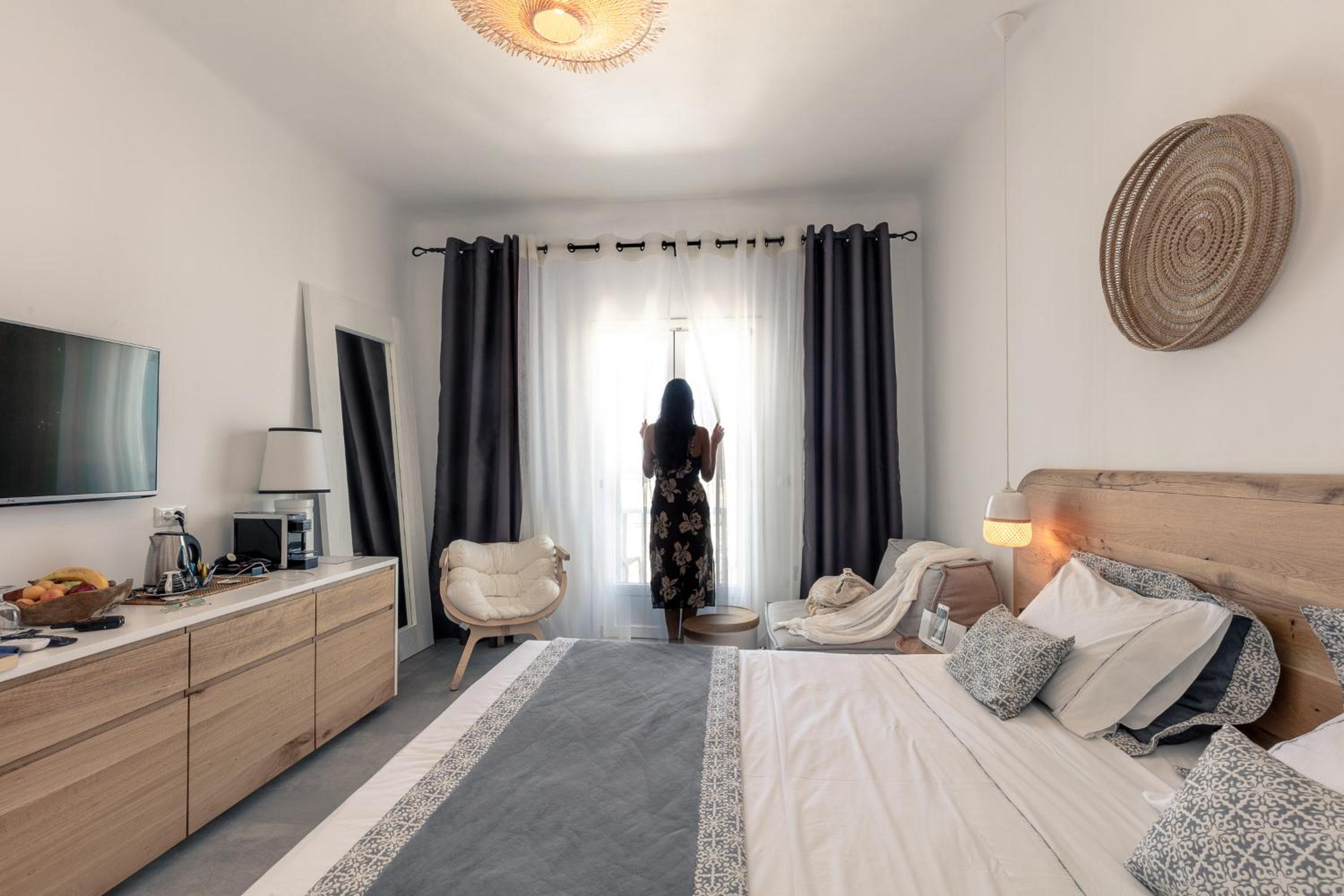 Superior Double Room with City View - Photo 3