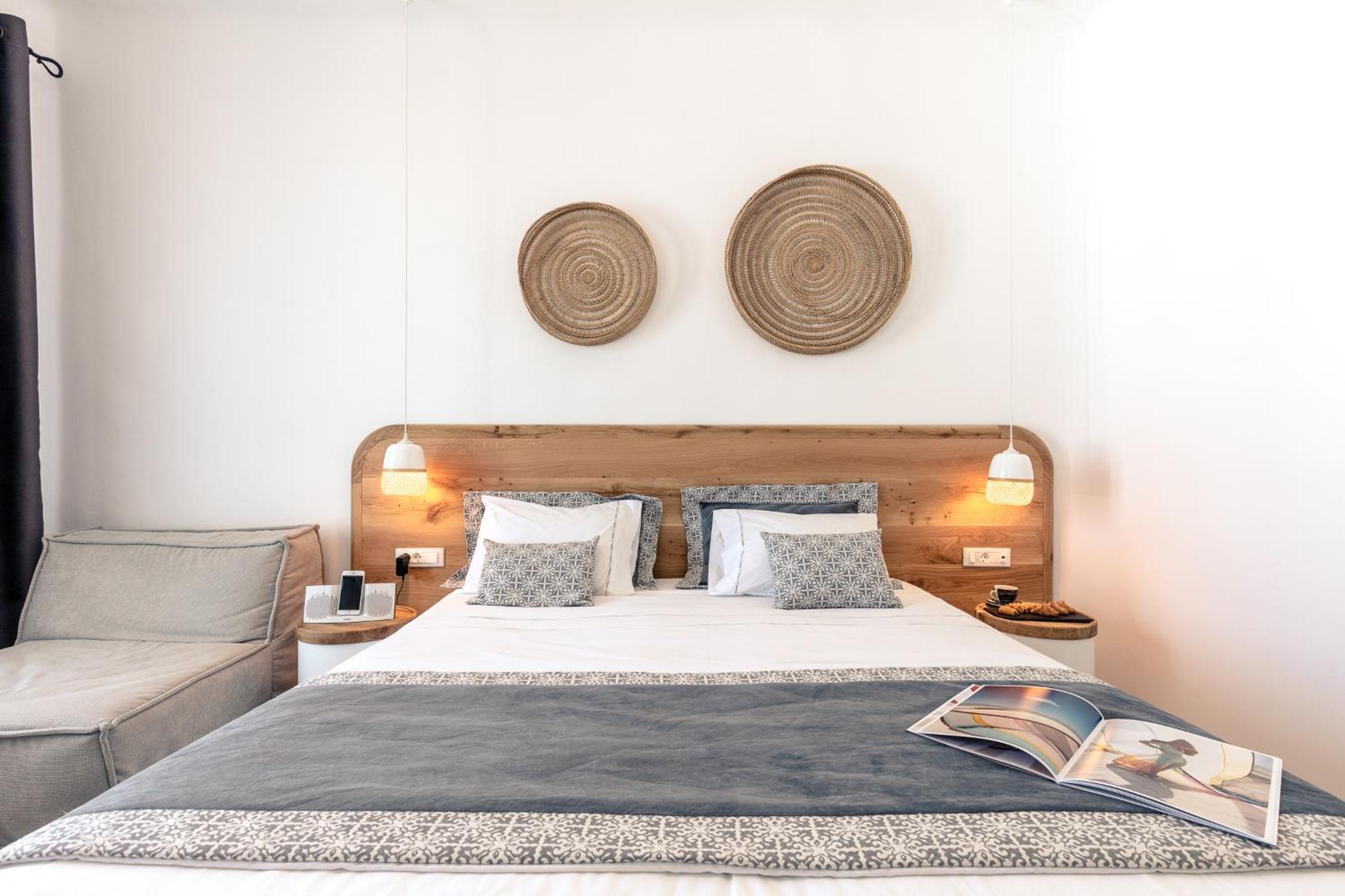 Superior Double Room with City View - Photo 4