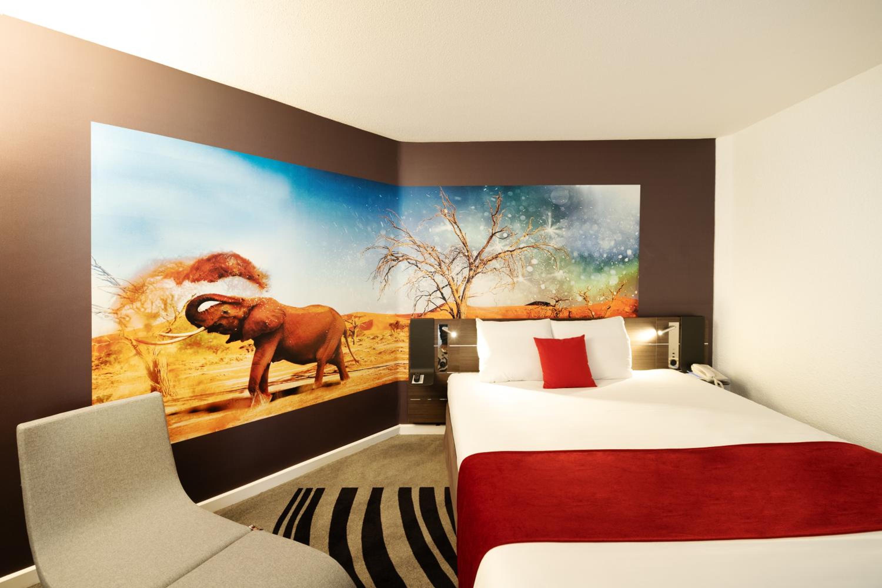 Suite with 1 Queen-Size Bed and Sofa Bed - Photo 12
