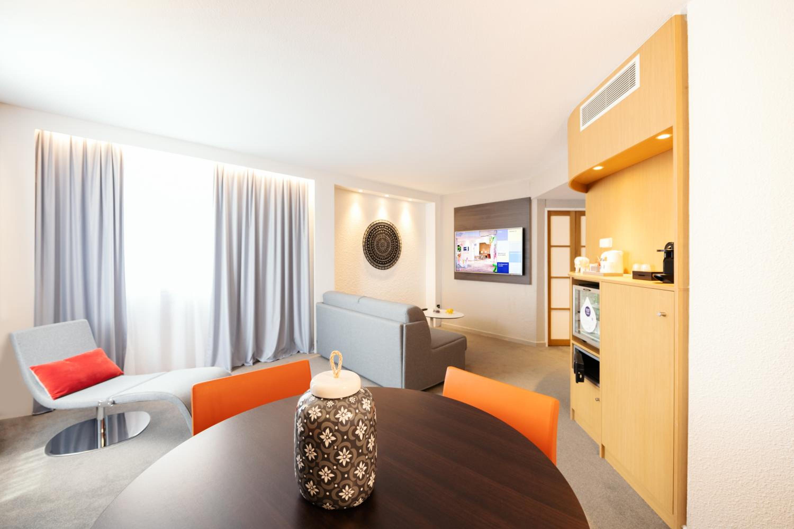 Suite with 1 Queen-Size Bed and Sofa Bed - Photo 13