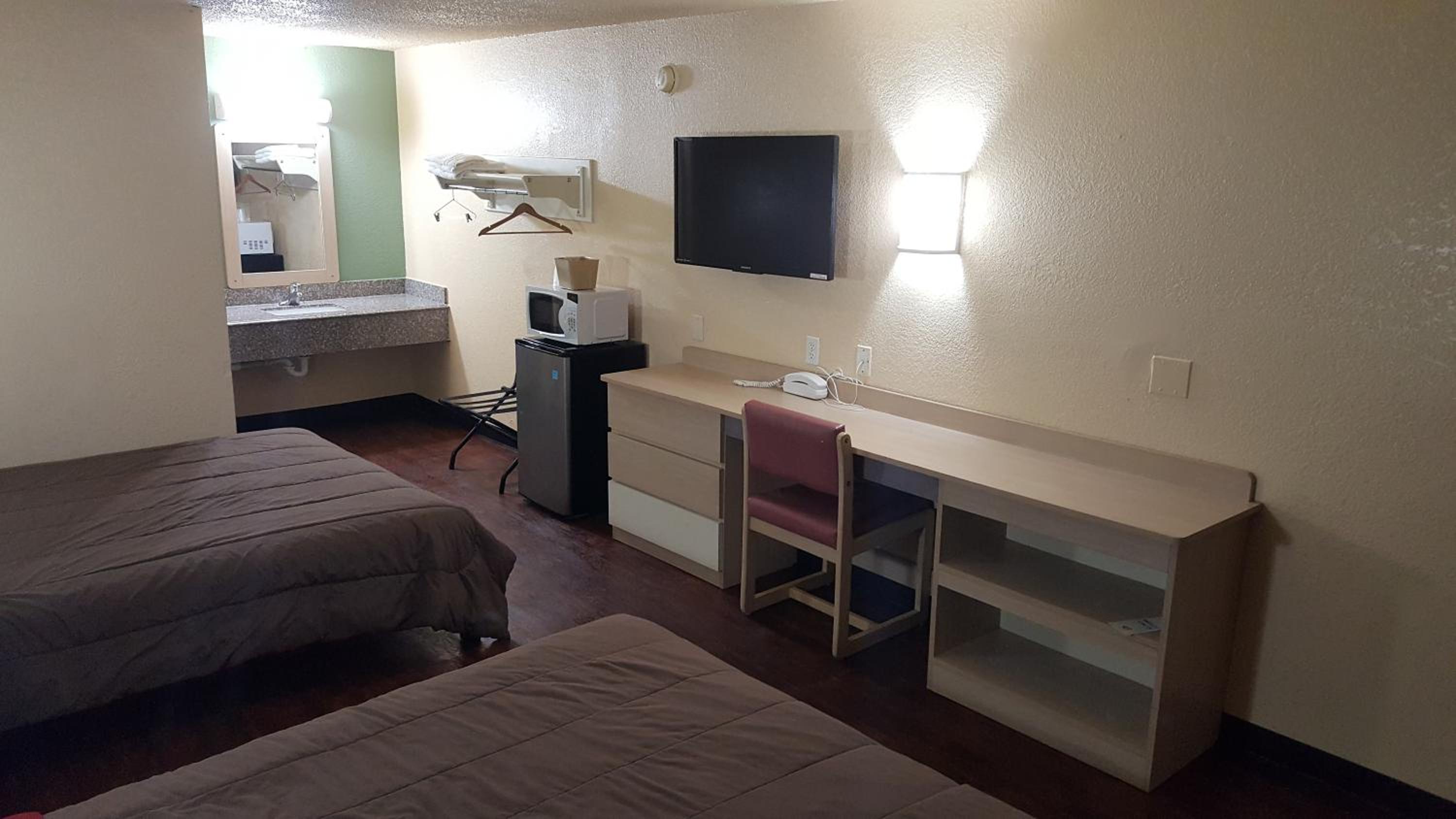 Double Room With Two Double Beds - Smoking photo 1