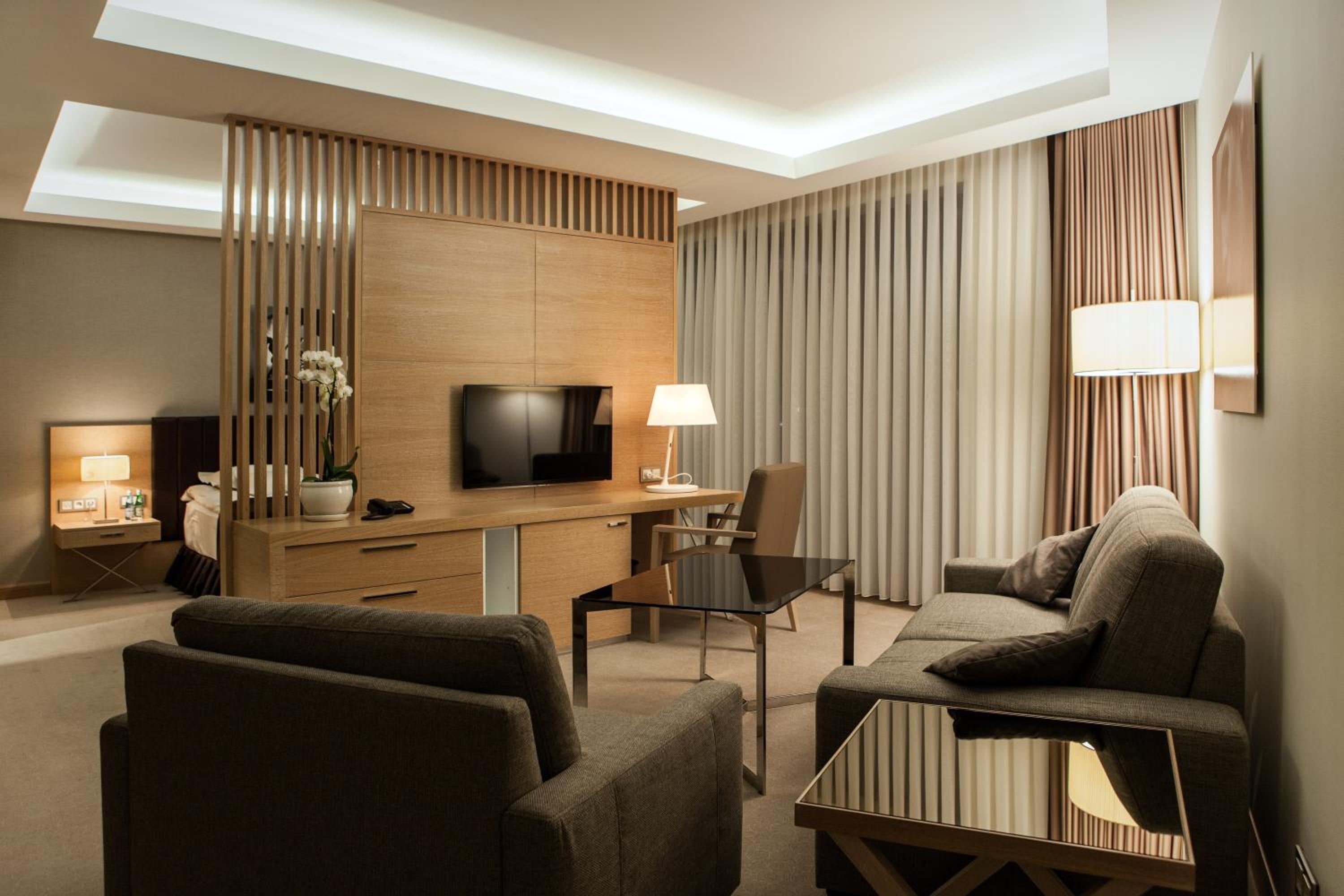 Suite with Lake View - Photo 8
