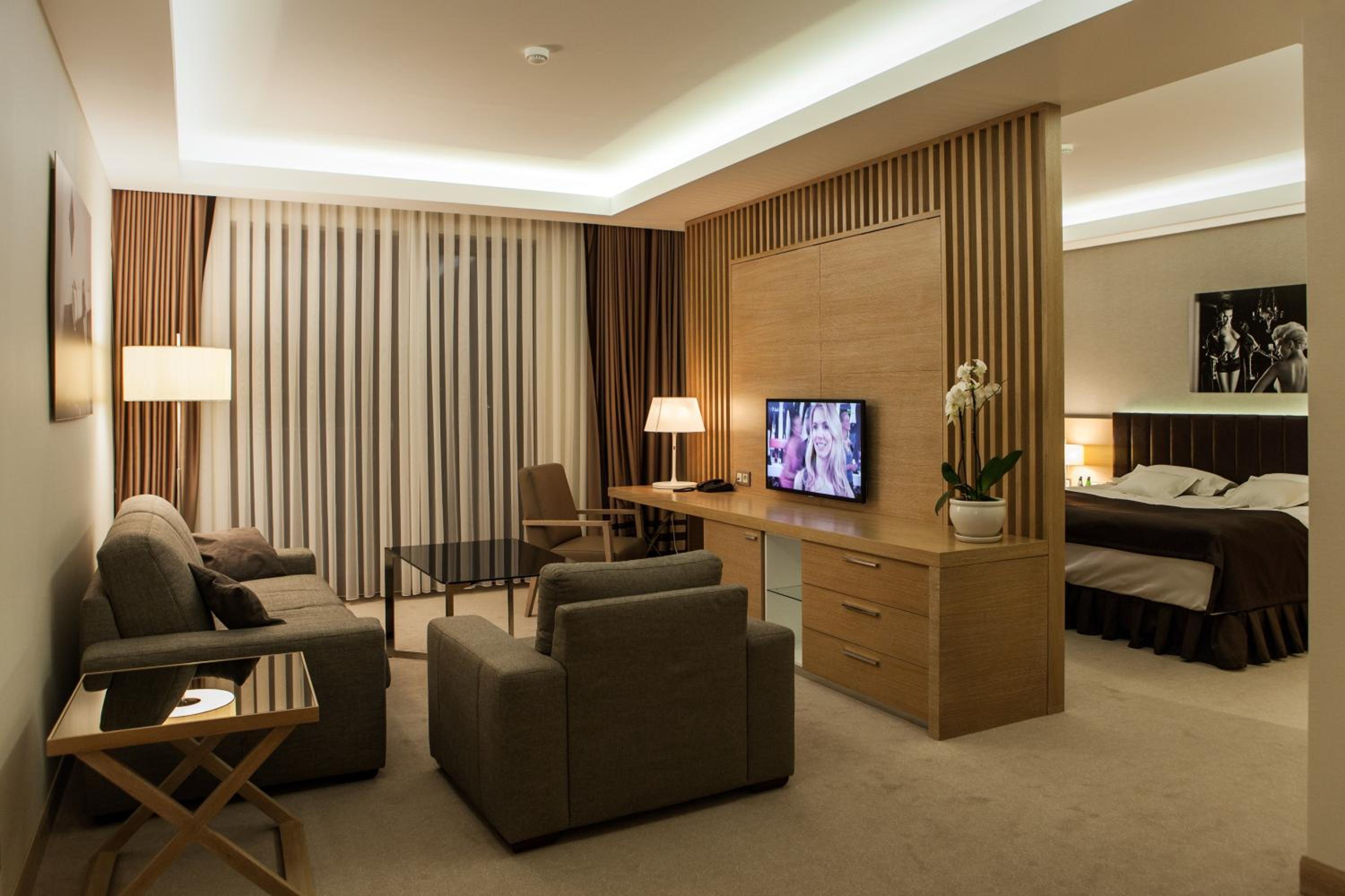 Suite with Lake View - Photo 7