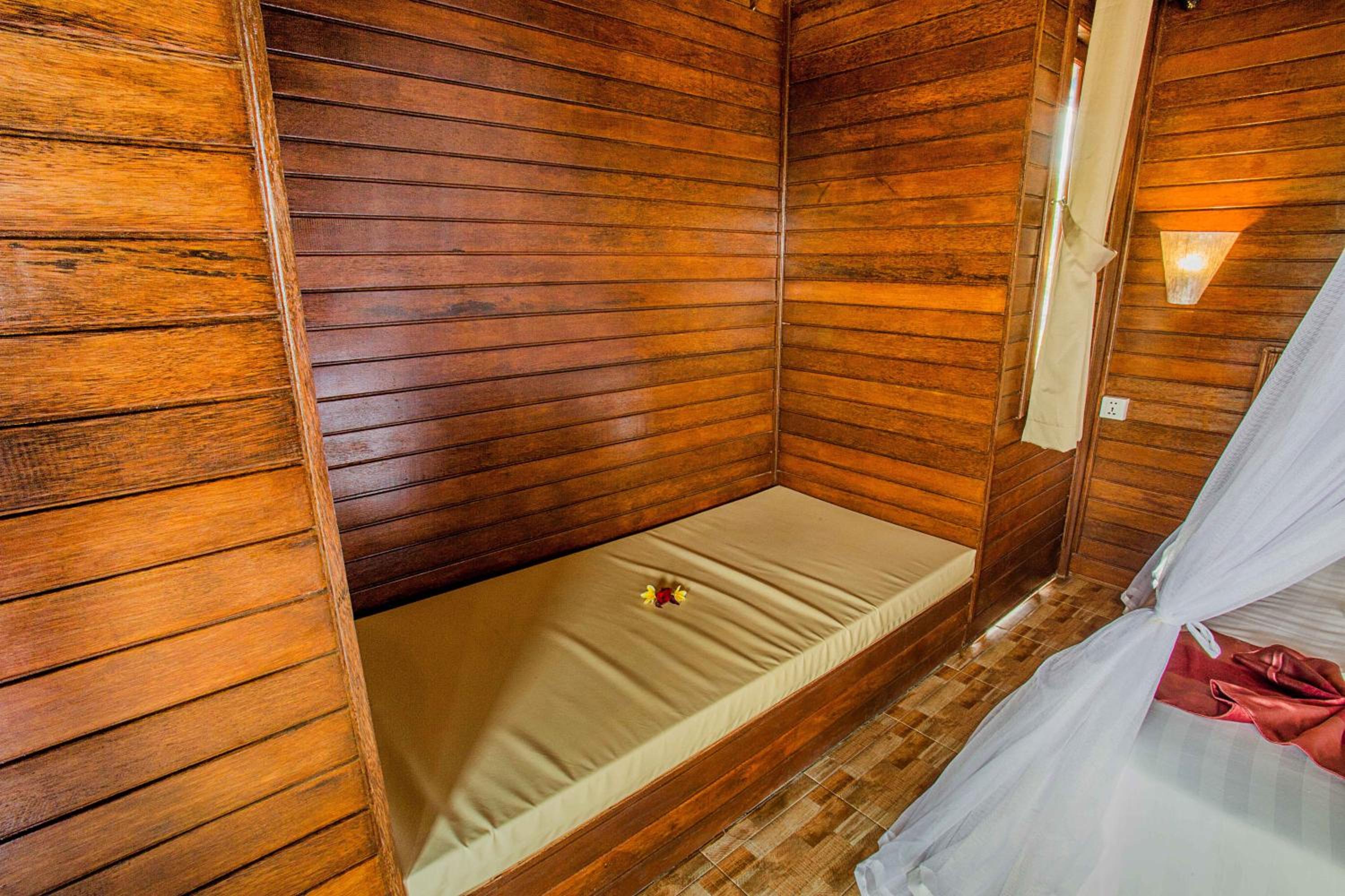 Deluxe Double Room (2 Adults + 1 Child) - Photo 17