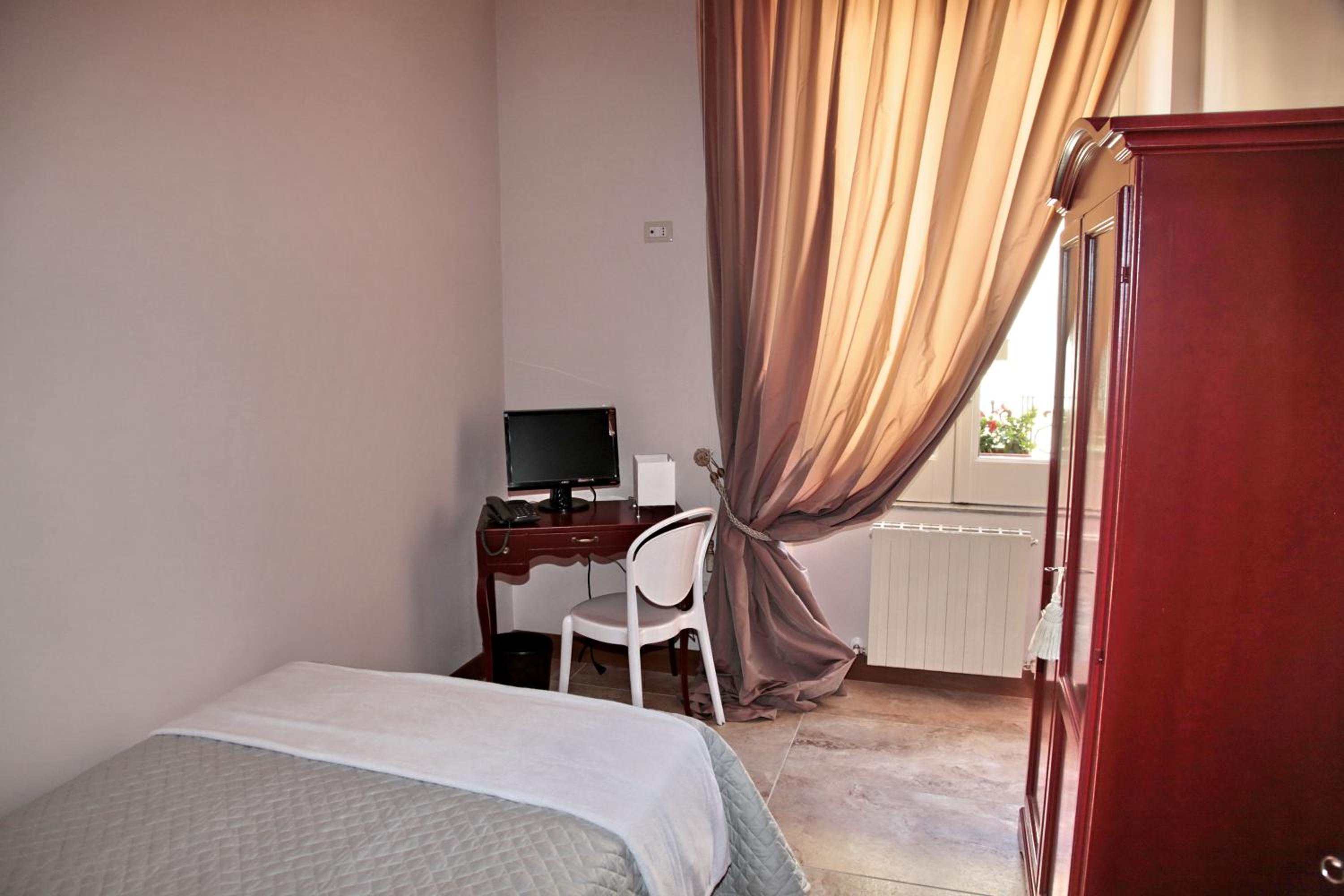 Single Room with Private External Bathroom photo 2