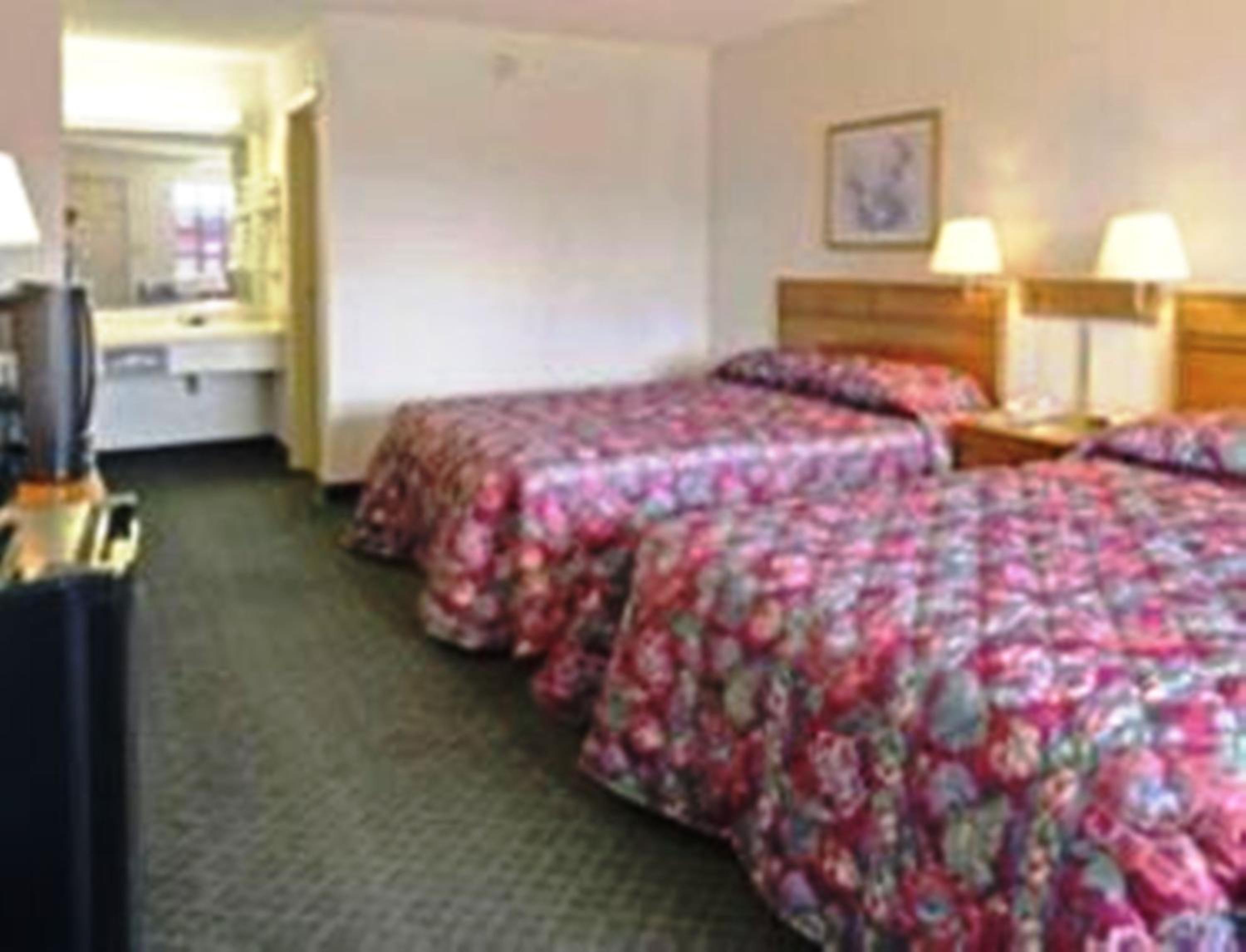 Queen Room with Two Queen Beds - Smoking - Photo 2