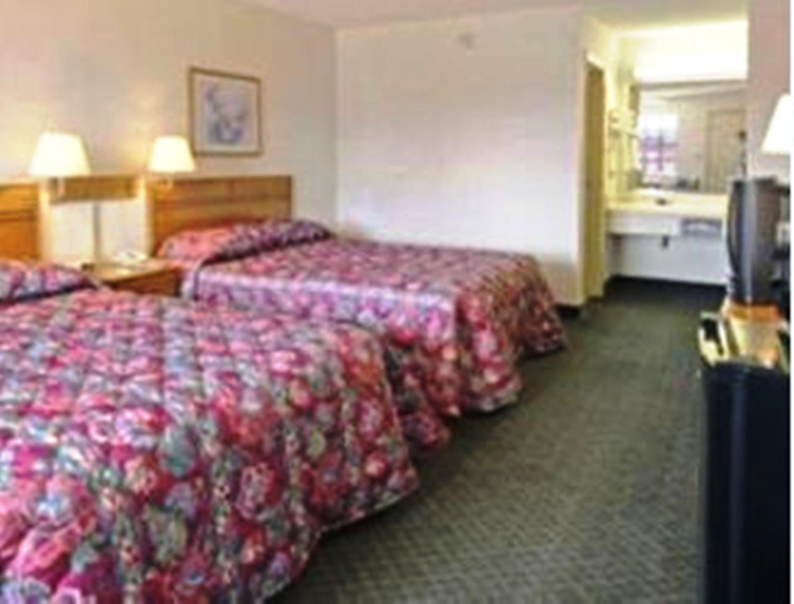 Queen Room with Two Queen Beds - Smoking - Photo 1