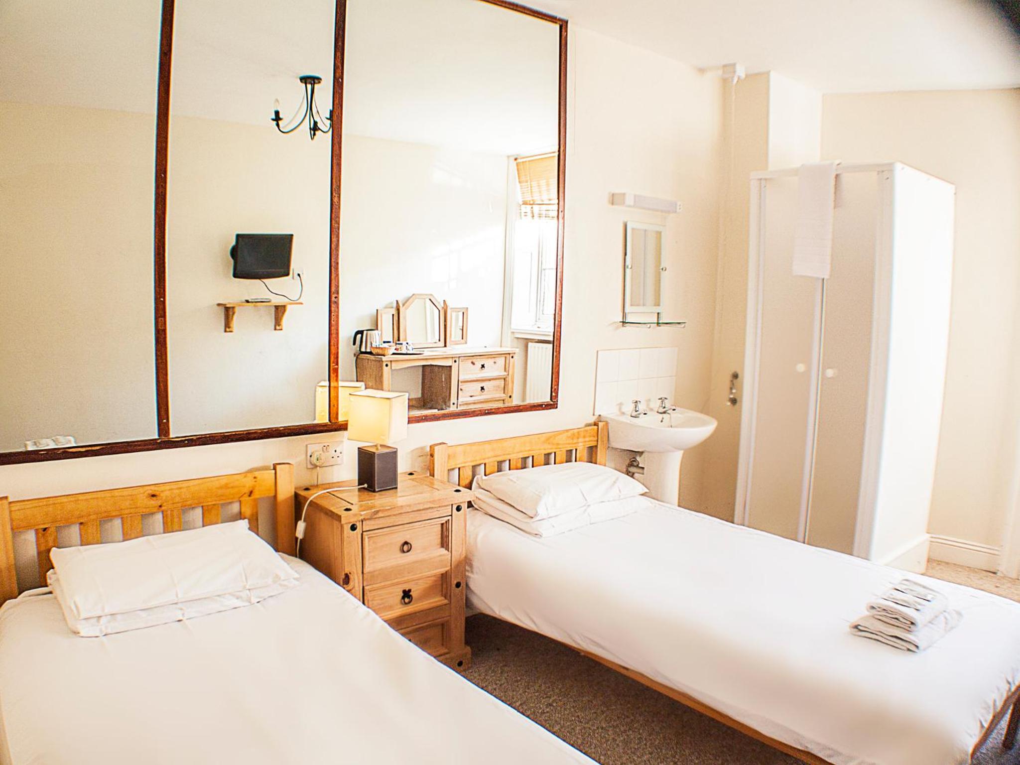 Basic Twin Room with Shared Toilet photo 1