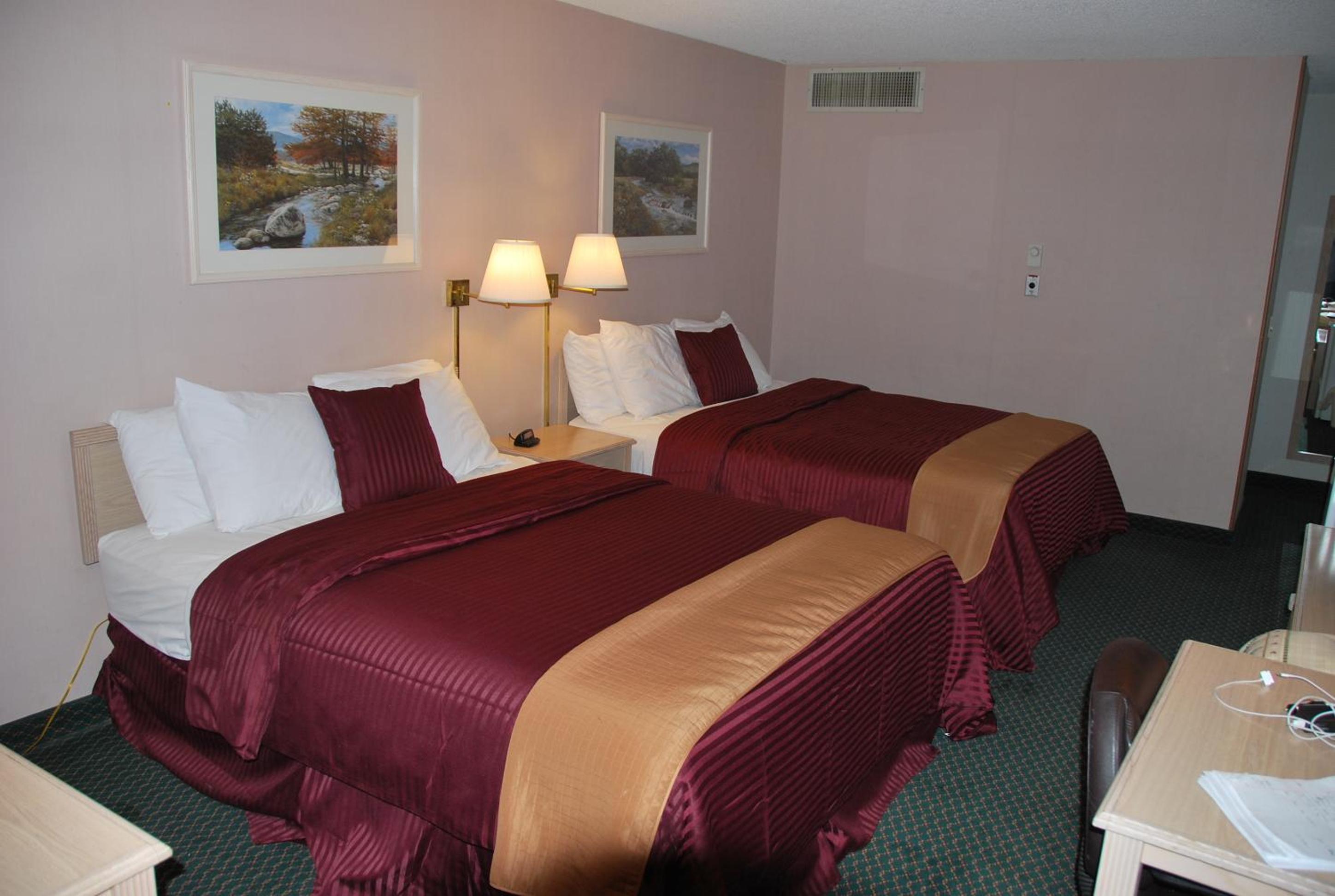 Queen Room with Two Queen Beds - Non-Smoking - Photo 15