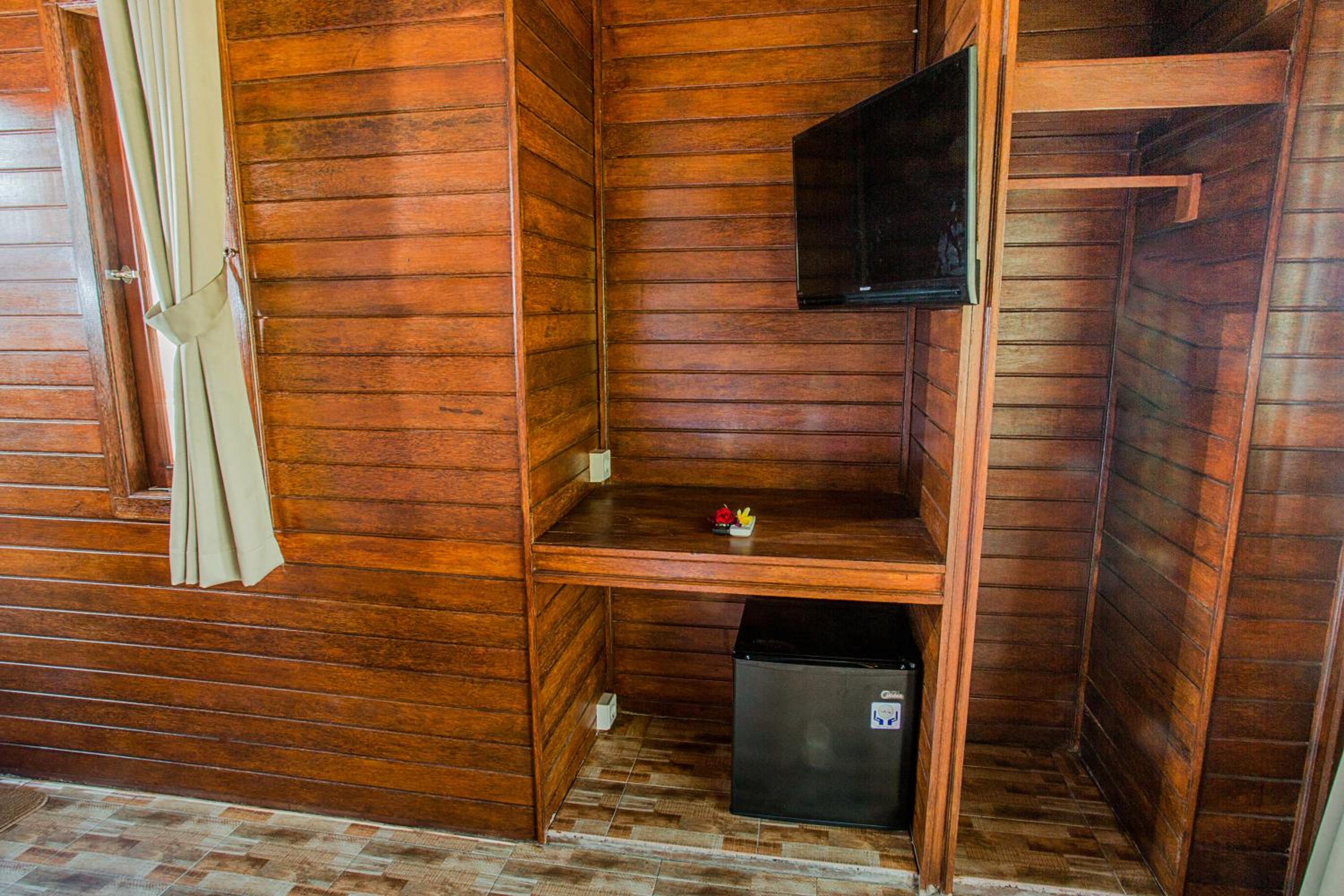 Deluxe Double Room (2 Adults + 1 Child) - Photo 10