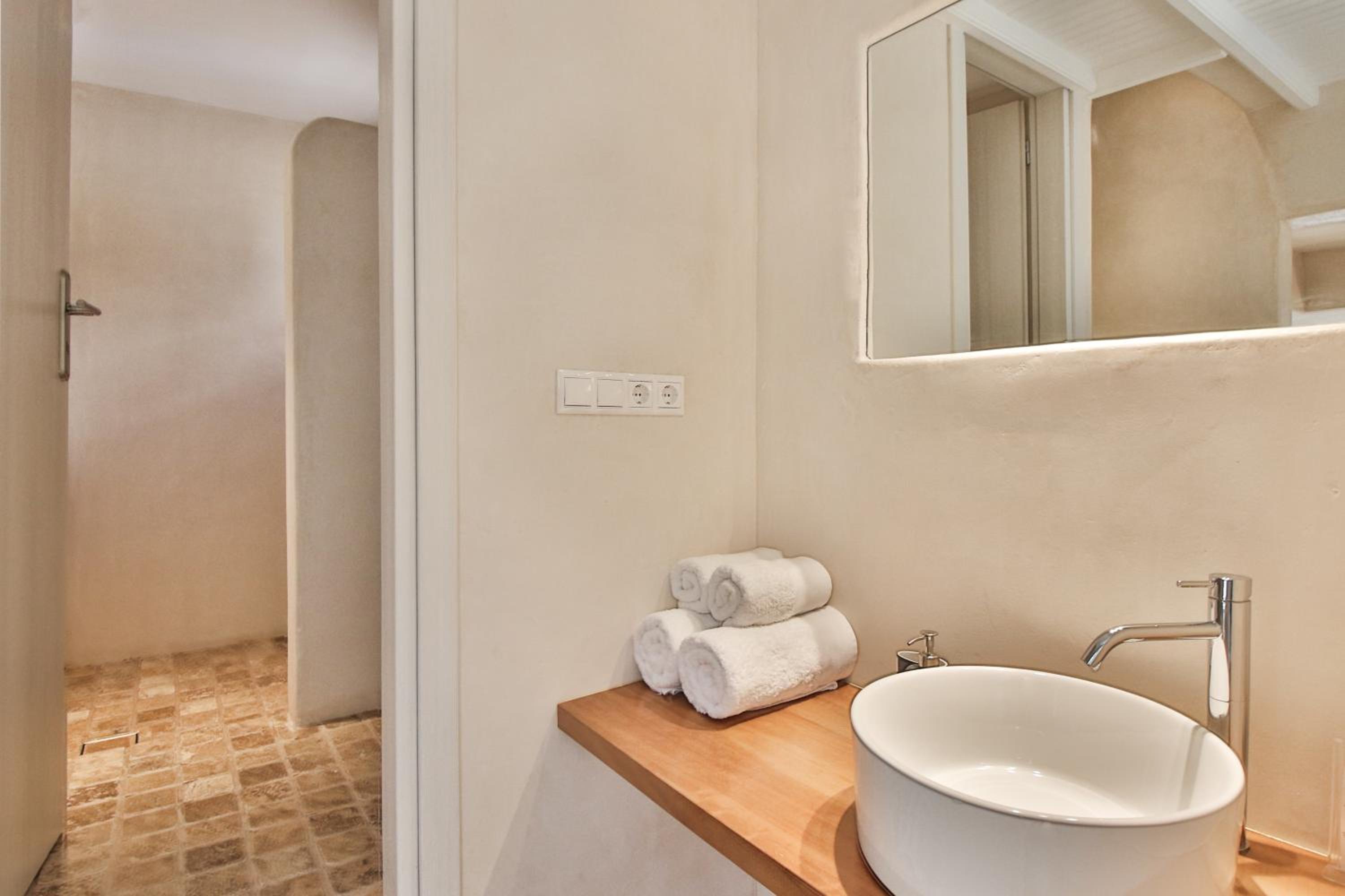 King Room with Balcony - Photo 8