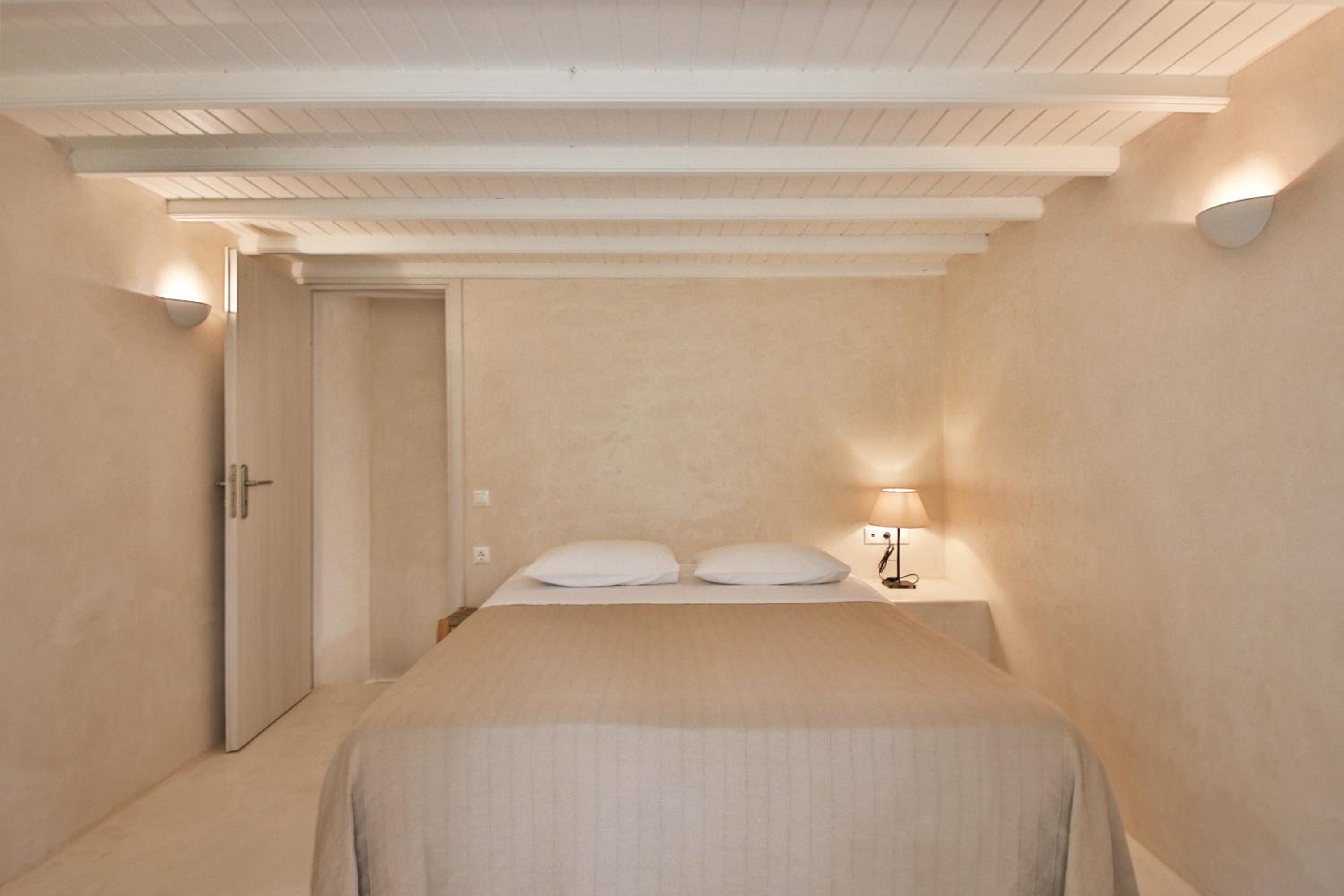 King Room with Balcony - Photo 6