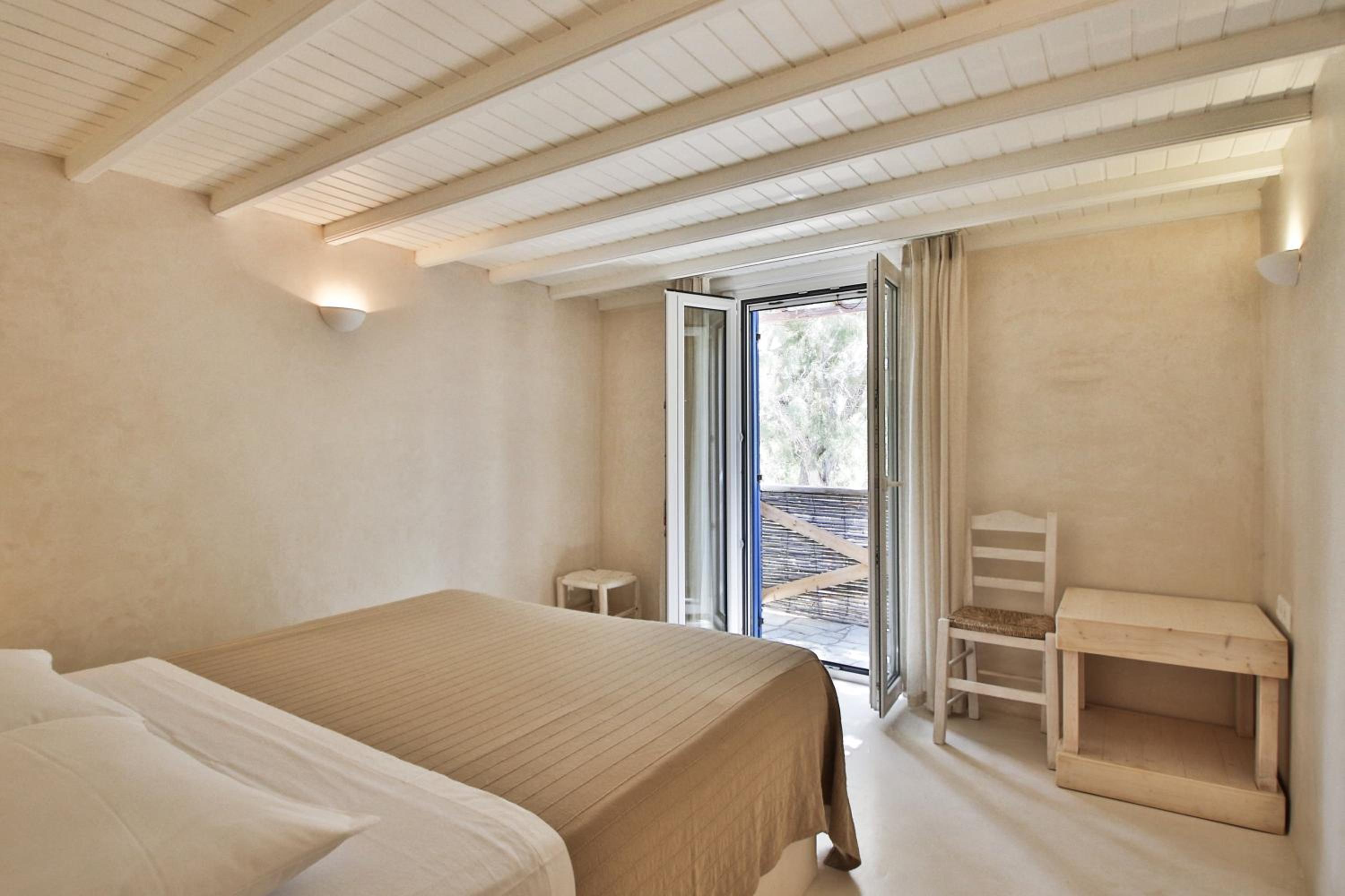 King Room with Balcony - Photo 4
