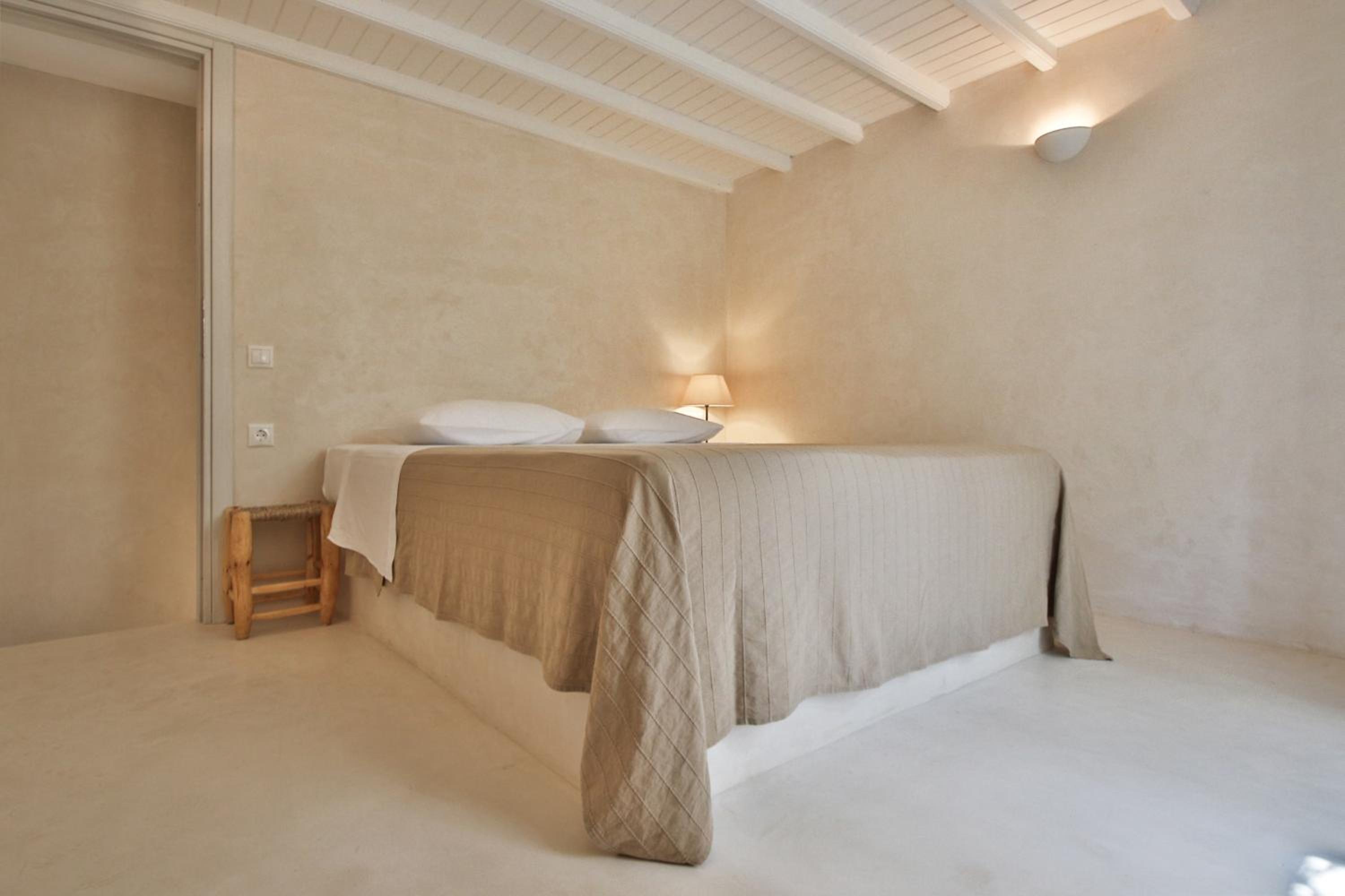 King Room with Balcony - Photo 5