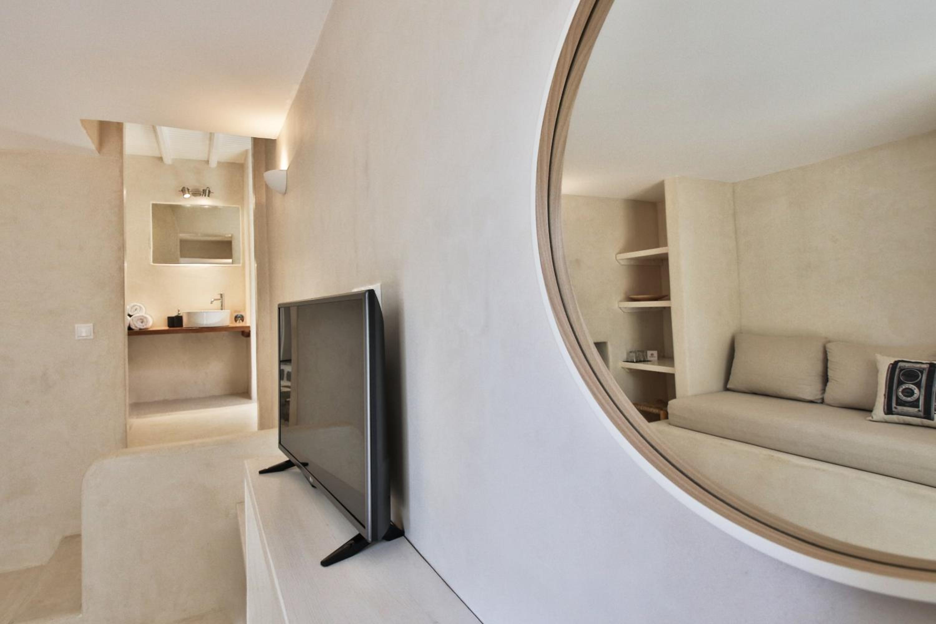 King Room with Balcony - Photo 9