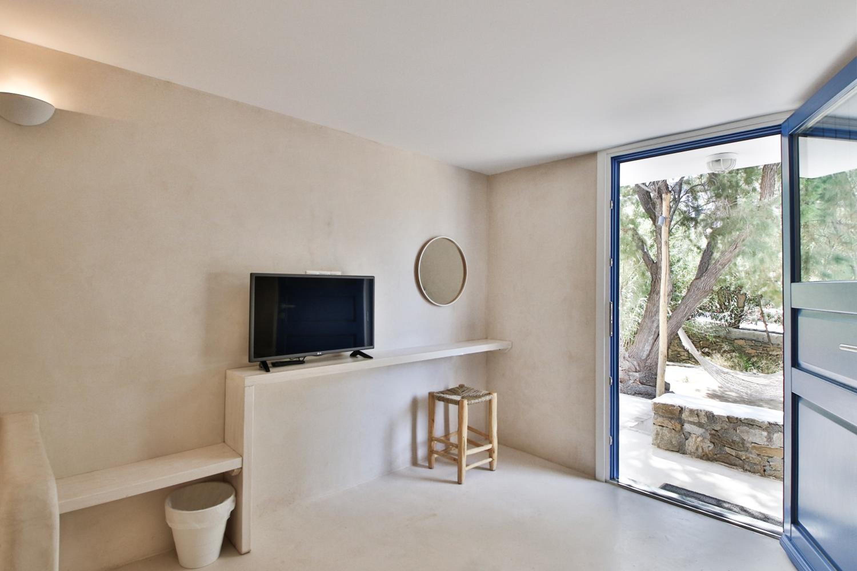 King Room with Balcony - Photo 13