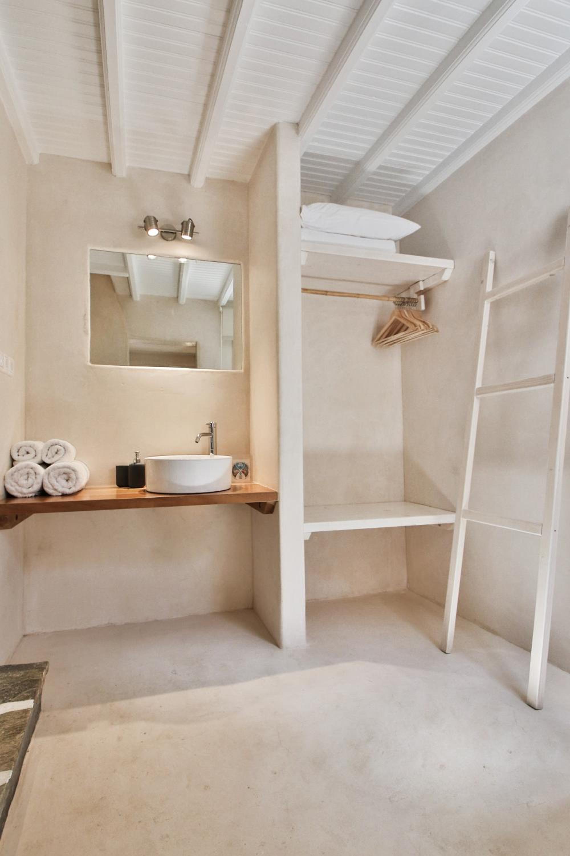 King Room with Balcony - Photo 14