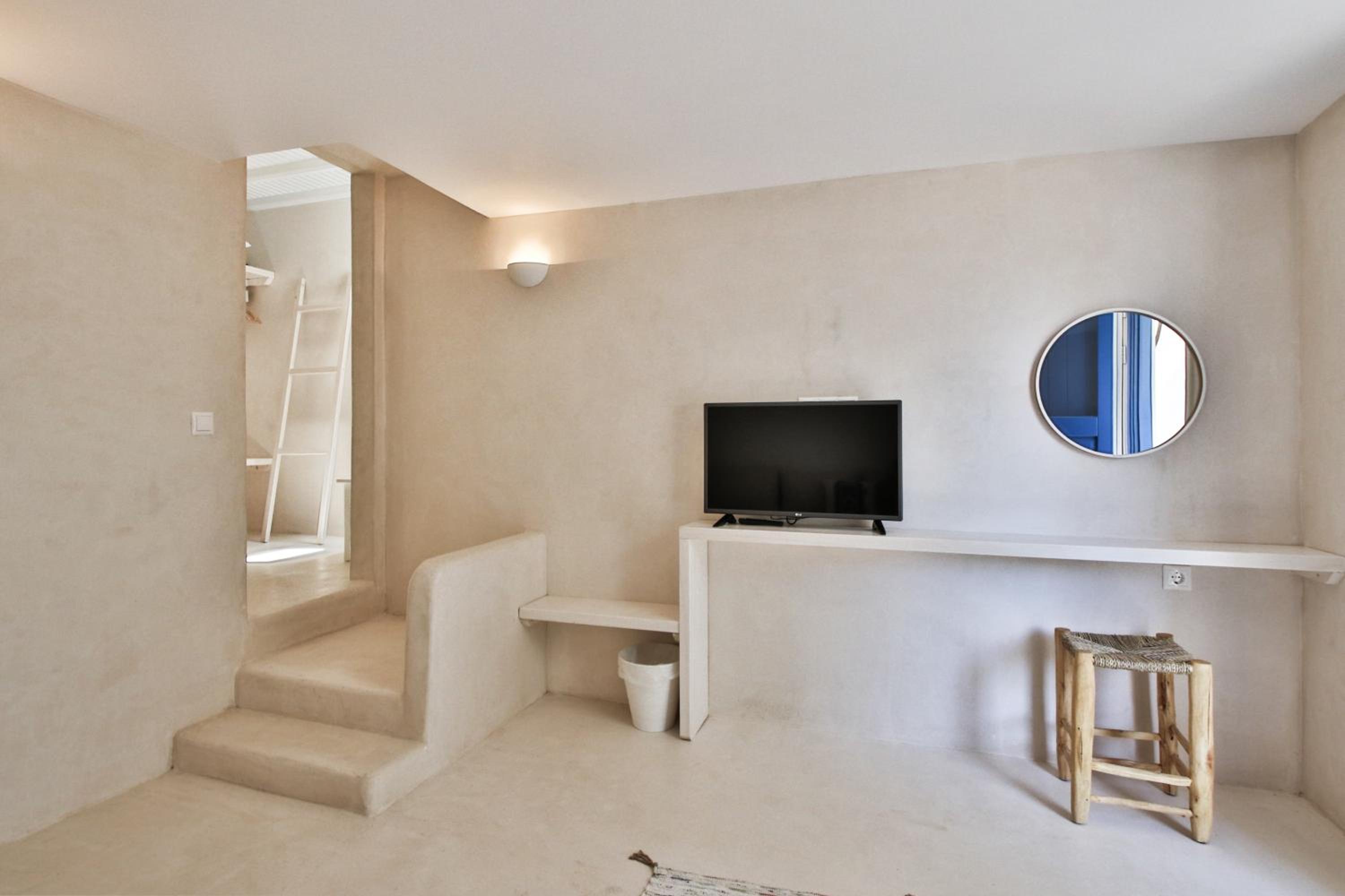King Room with Balcony - Photo 10