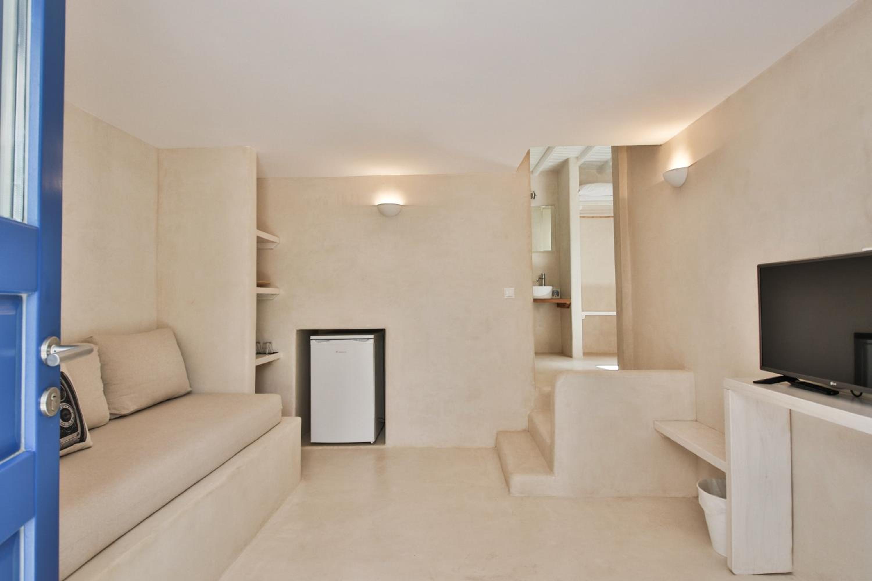 King Room with Balcony - Photo 11