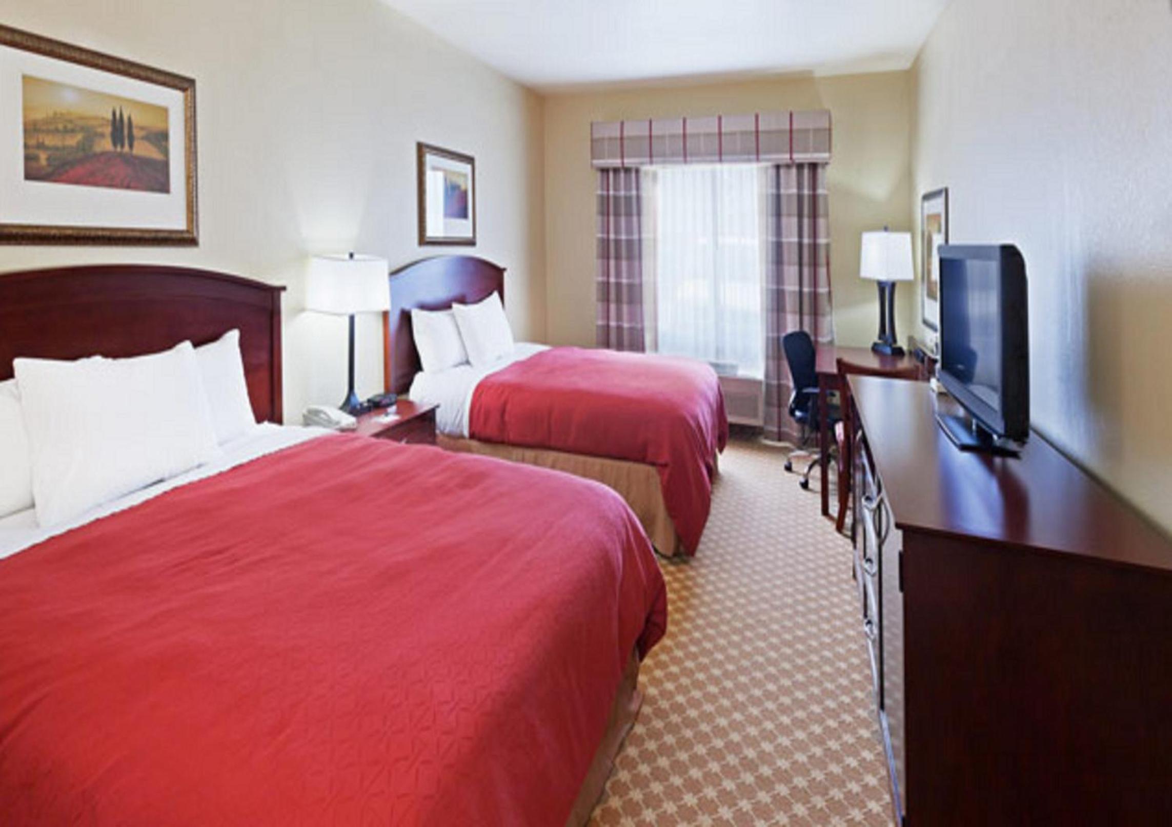 Queen Room with Two Queen Beds - Photo 2