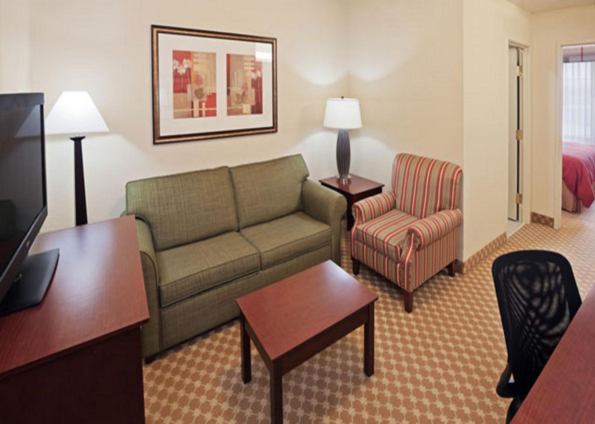 One-Bedroom King Suite with Sofa Bed - Photo 3