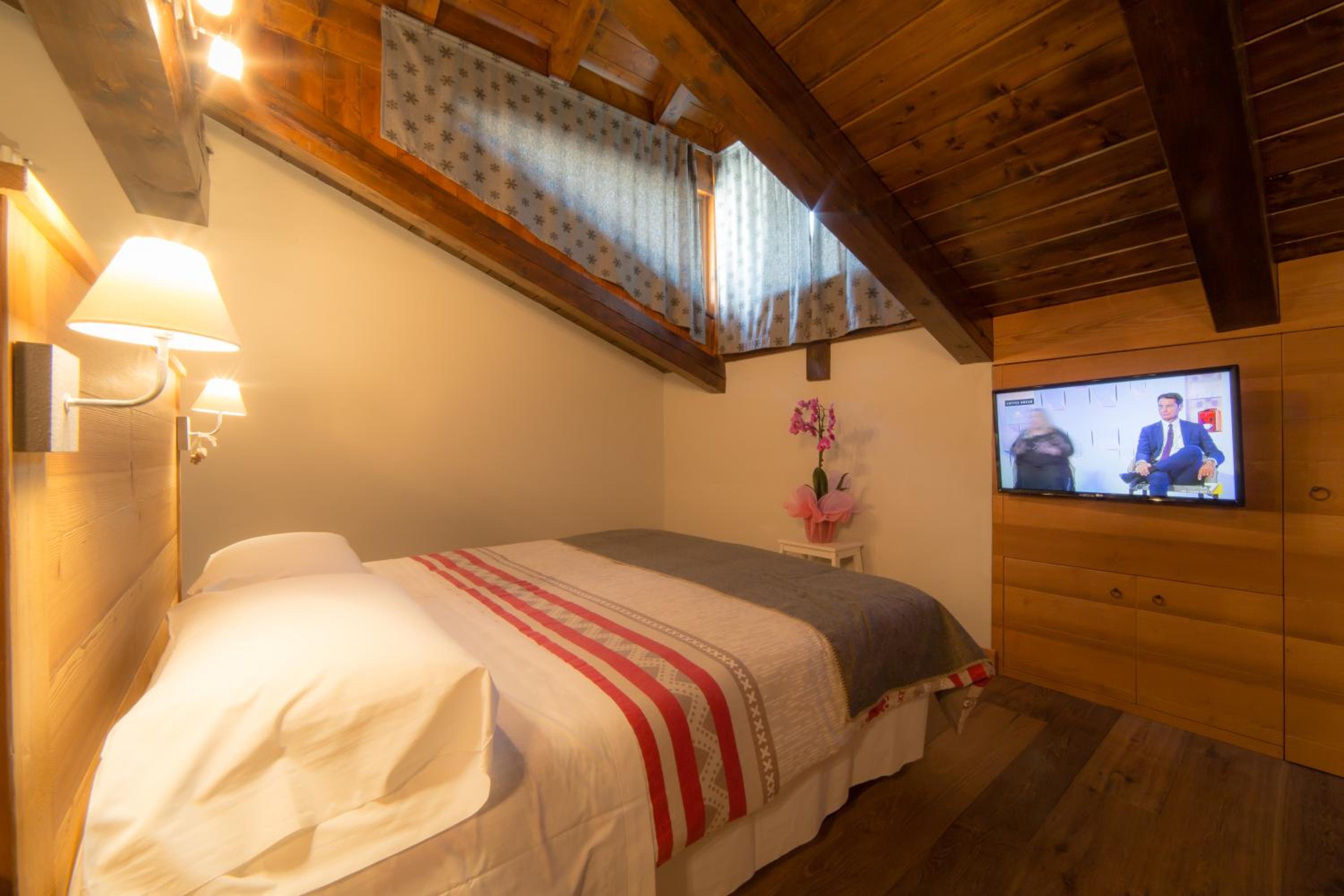 Family Room with Mountain View - Photo 8