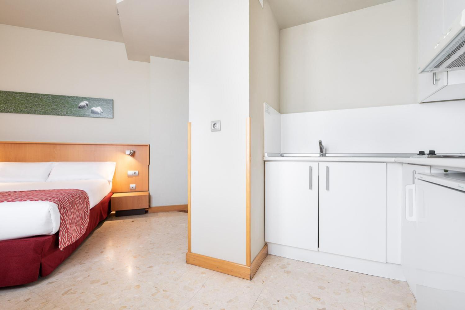 Twin Room - Photo 11