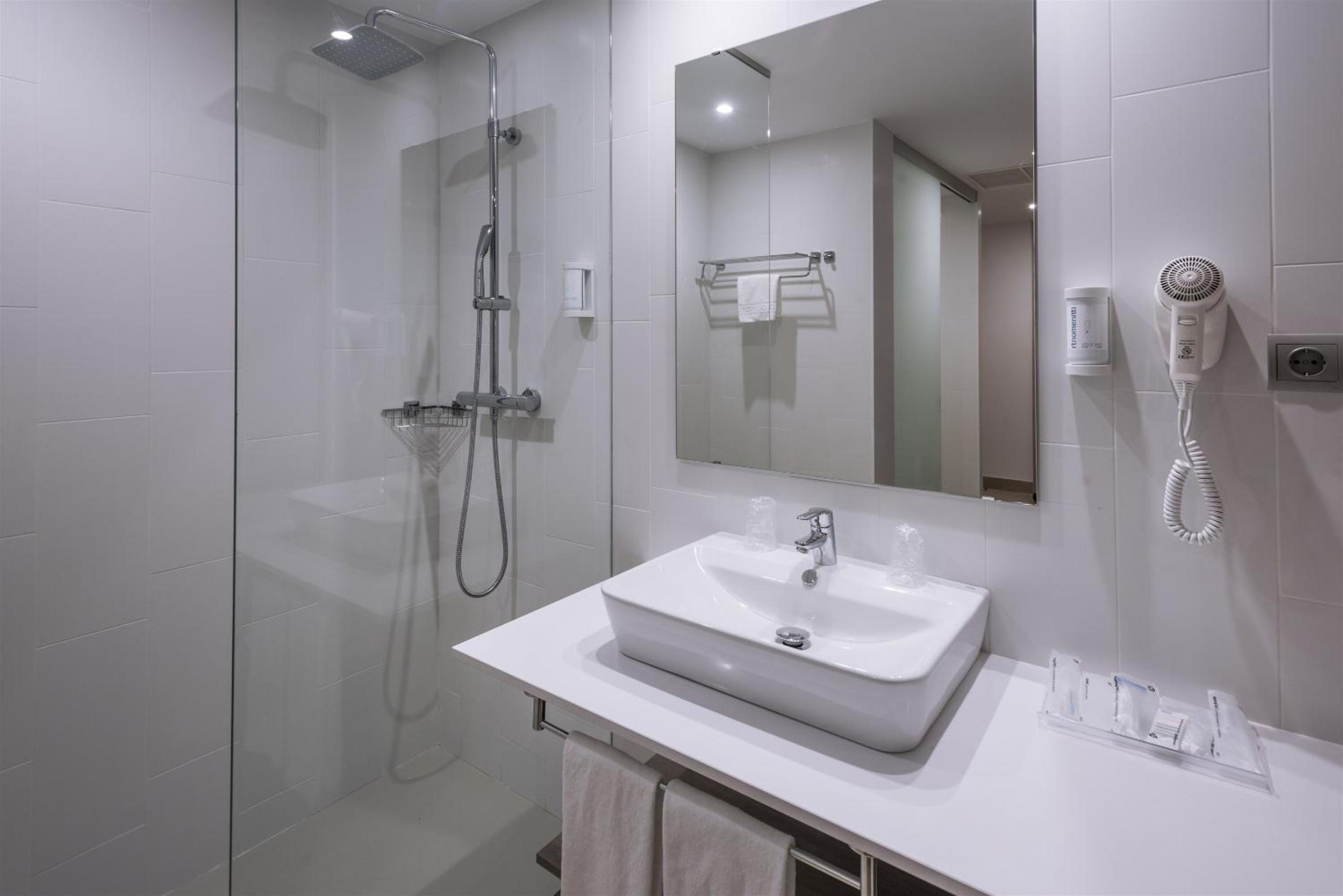 Double Room with Sea View (2 Adults) - Photo 7
