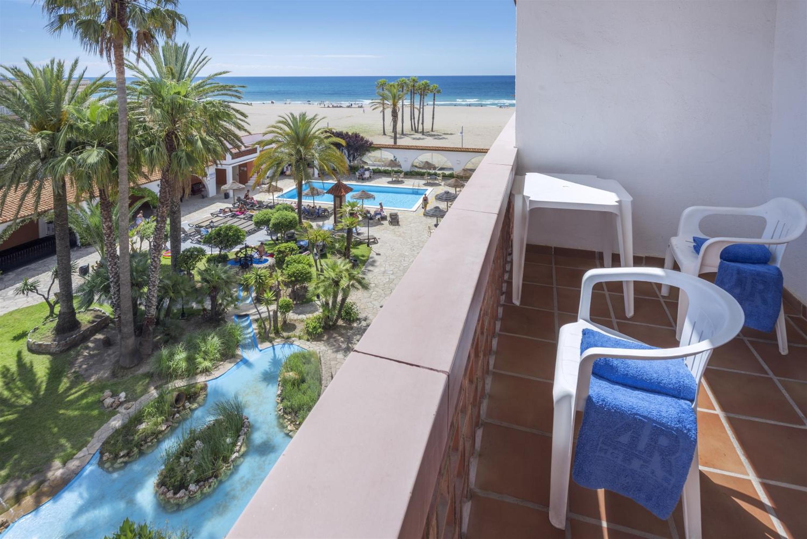 Double Room with Side Sea View (2 Adults) - Photo 2