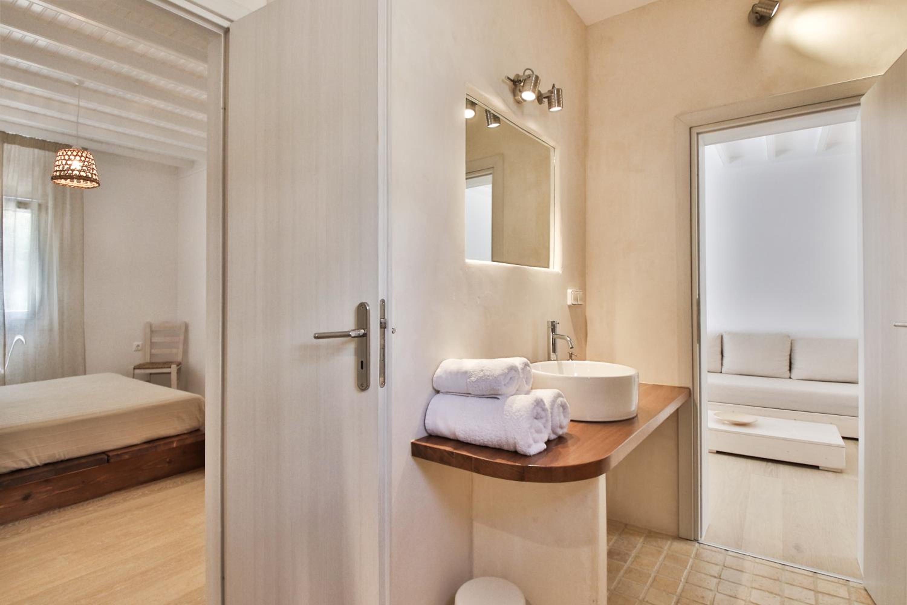 Deluxe King Suite - Photo 6