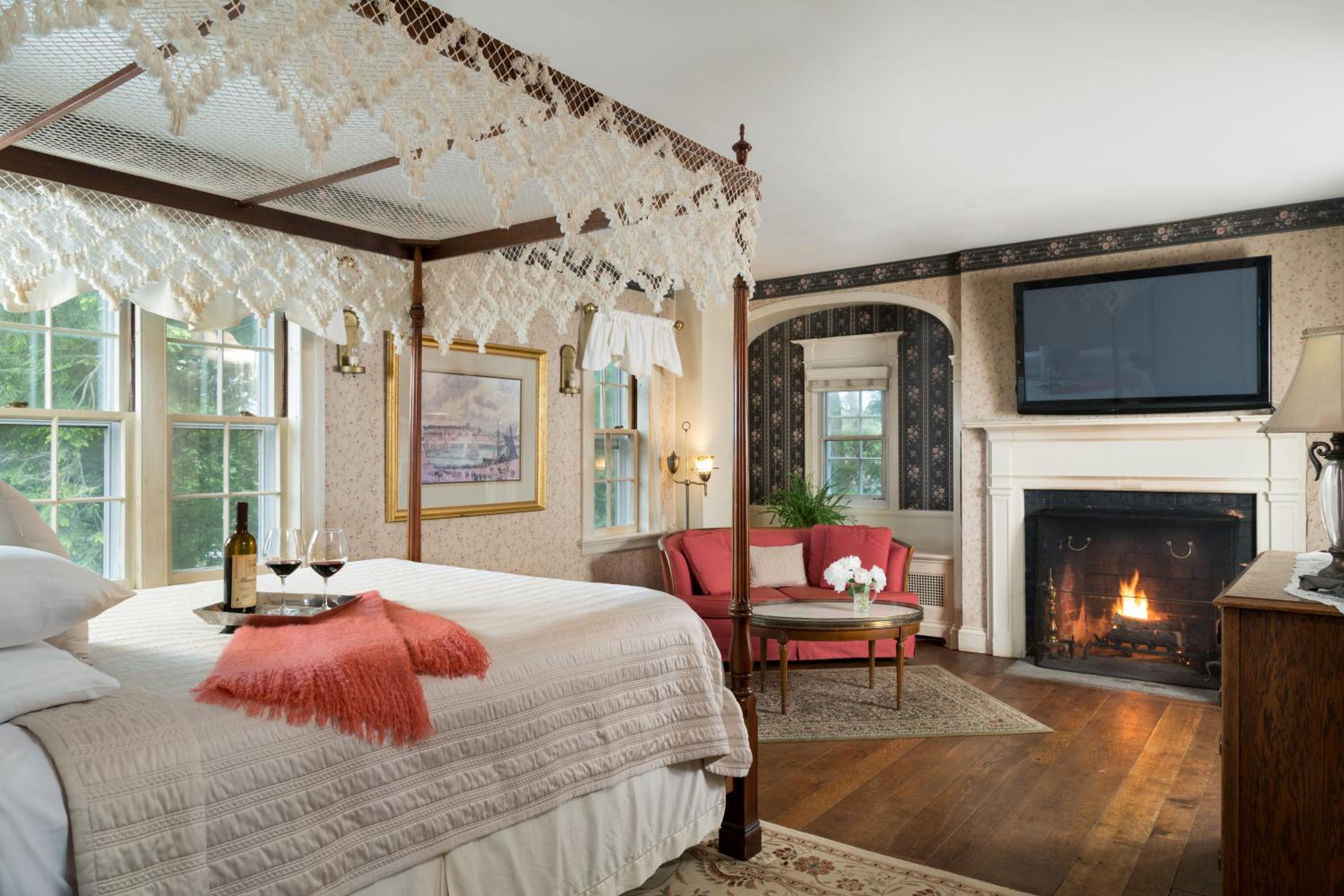 Queen Room with Whirlpool - Collins photo 3