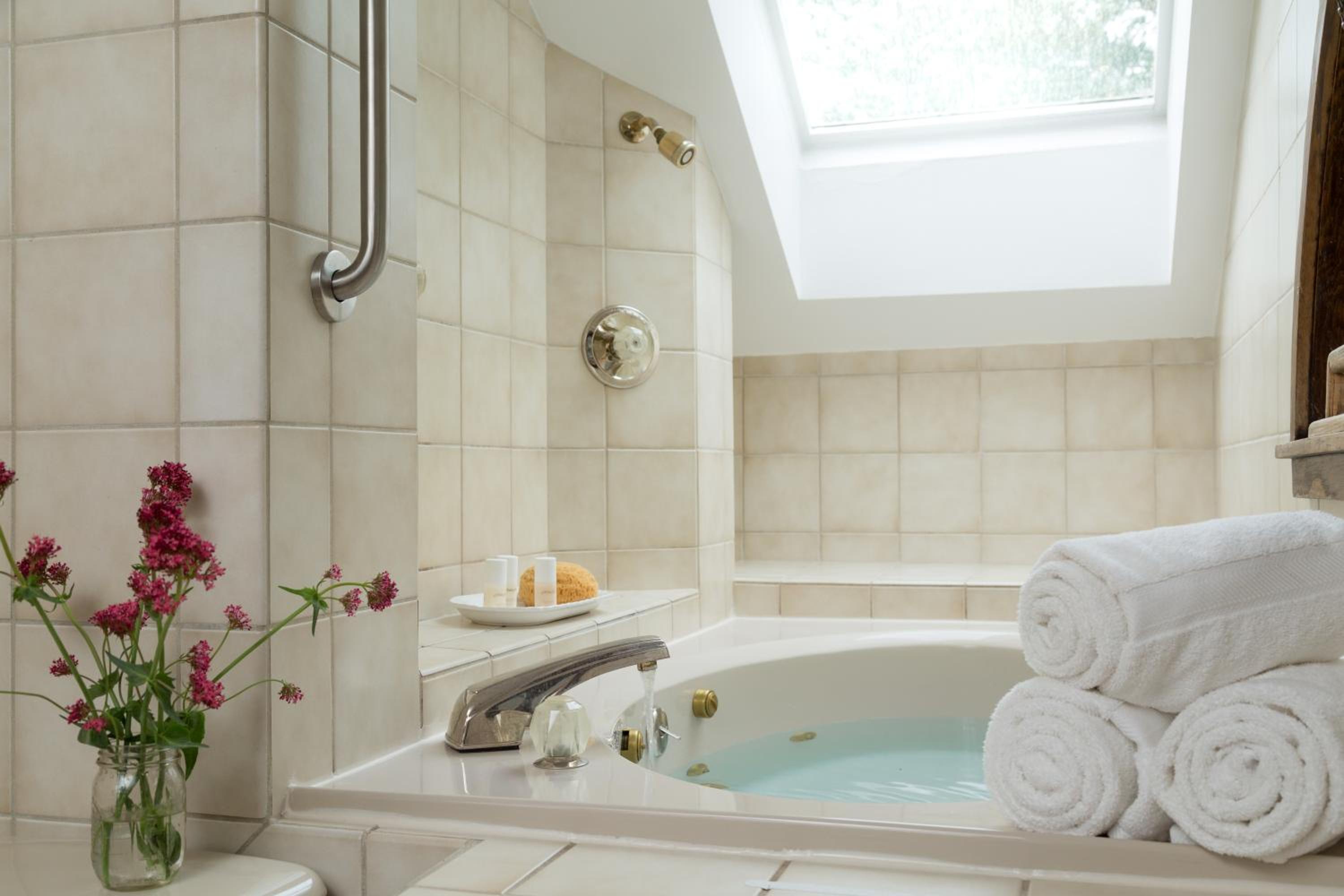 King Suite with Spa Bath photo 3
