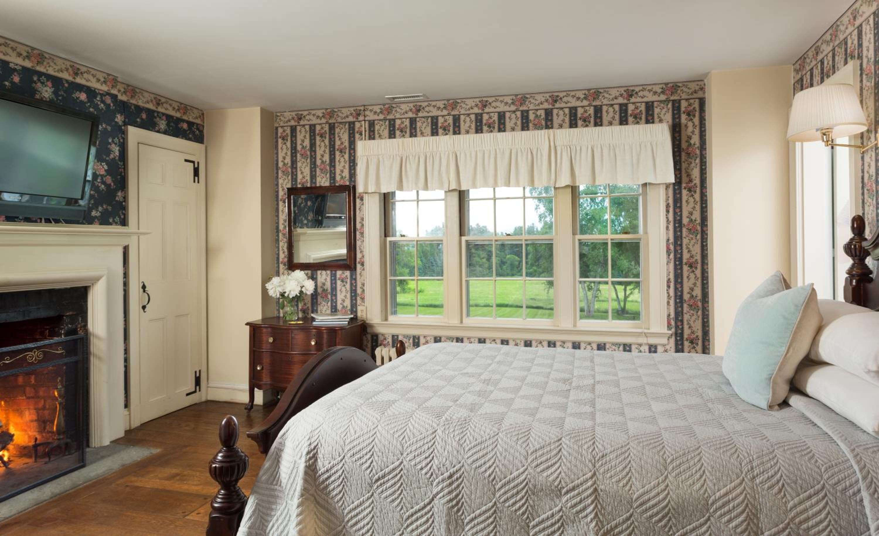 Queen Room with Fireplace - John Lloyd photo 2