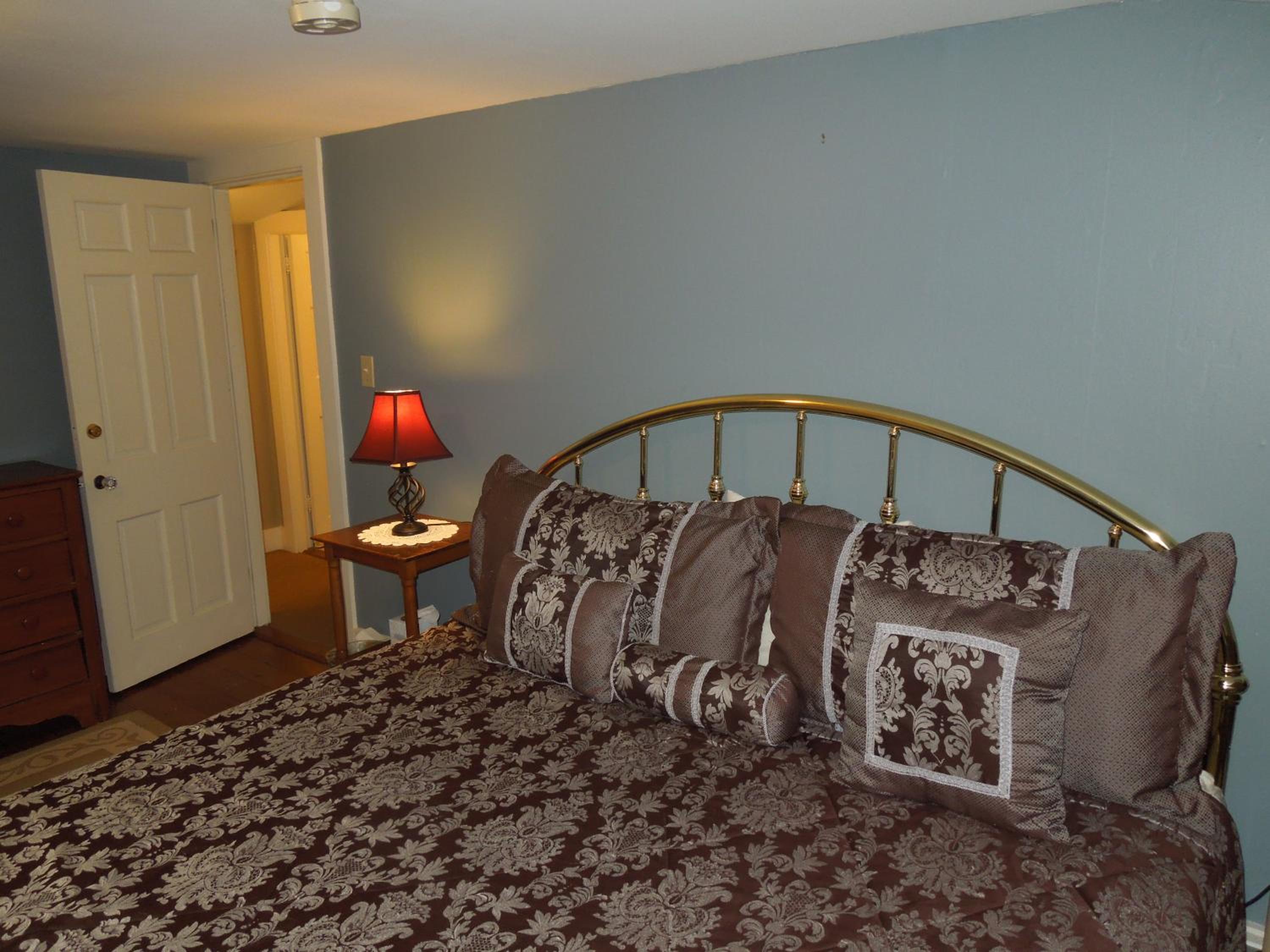 Three-Bedroom House photo 3